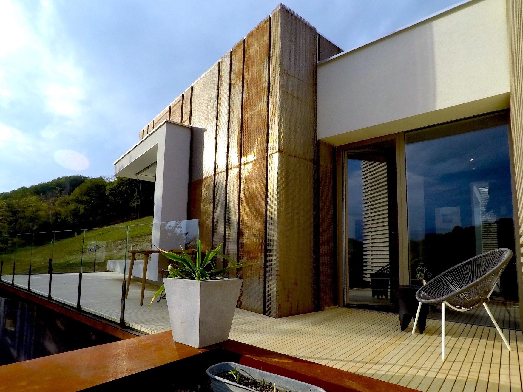 Wooden Houses_Villa Unifamiliare ad un piano_Struttura in legno accattivante e moderna. Casa elettrica dotata di fotovoltaico, VMC e frangisole sulle vetrate esposte al sole. Patio interno che porta al tetto verde