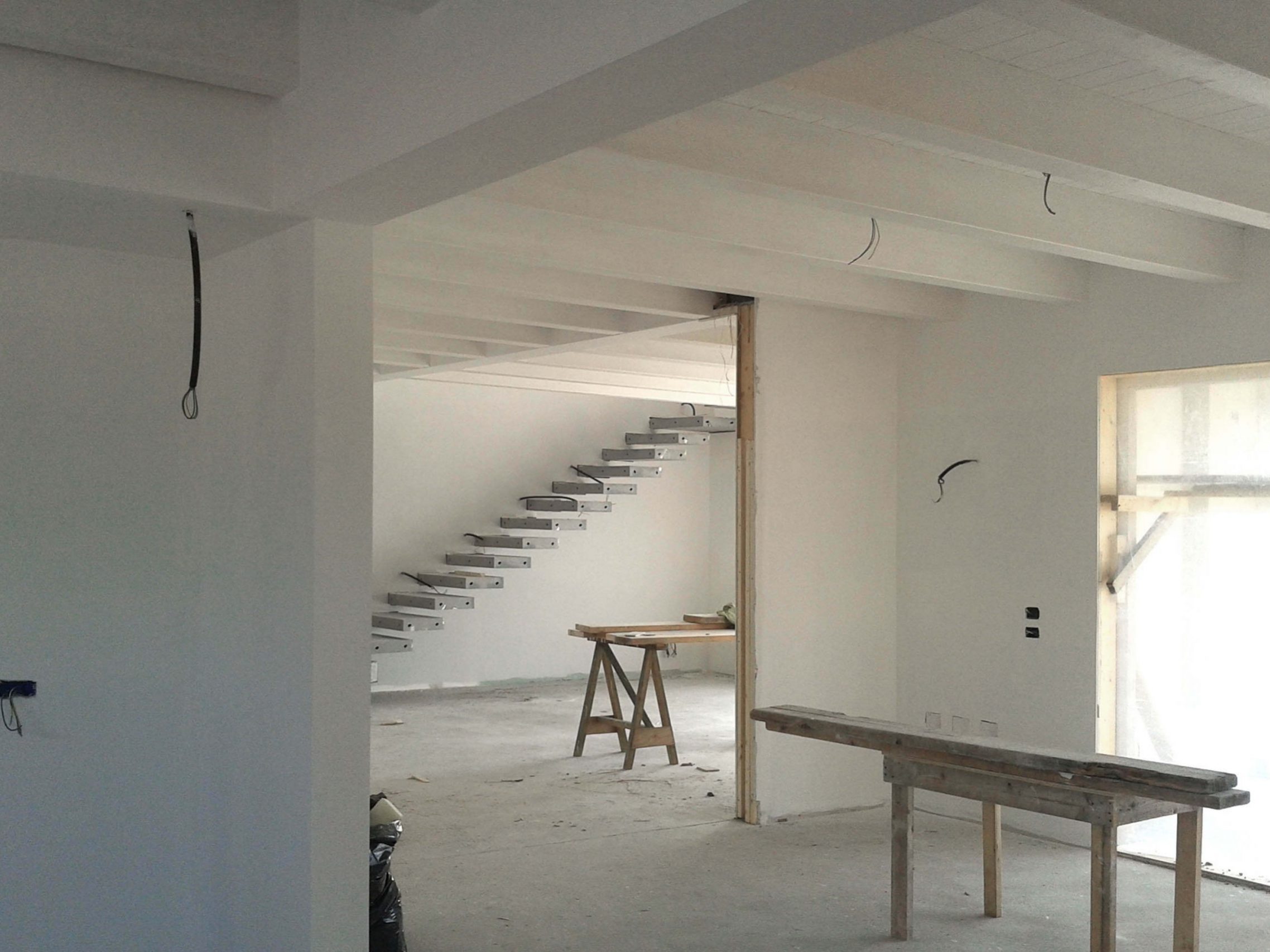 Wooden Houses_Villa Unifamiliare a due piani_Struttura in legno classica con finiture e colori contemporanei_cantiere interno