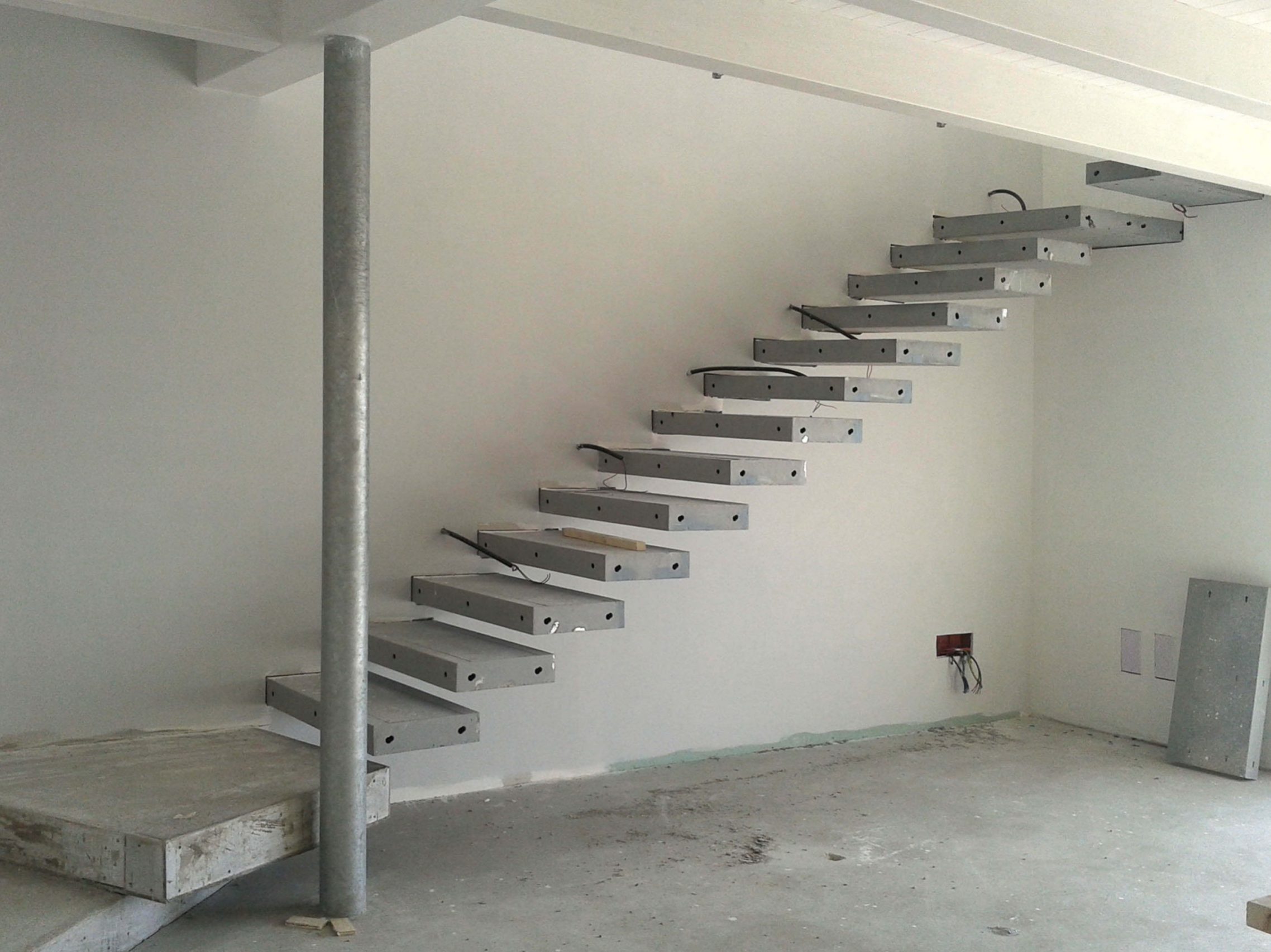 Wooden Houses_Villa Unifamiliare a due piani_Struttura in legno classica con finiture e colori contemporanei_cantiere interno