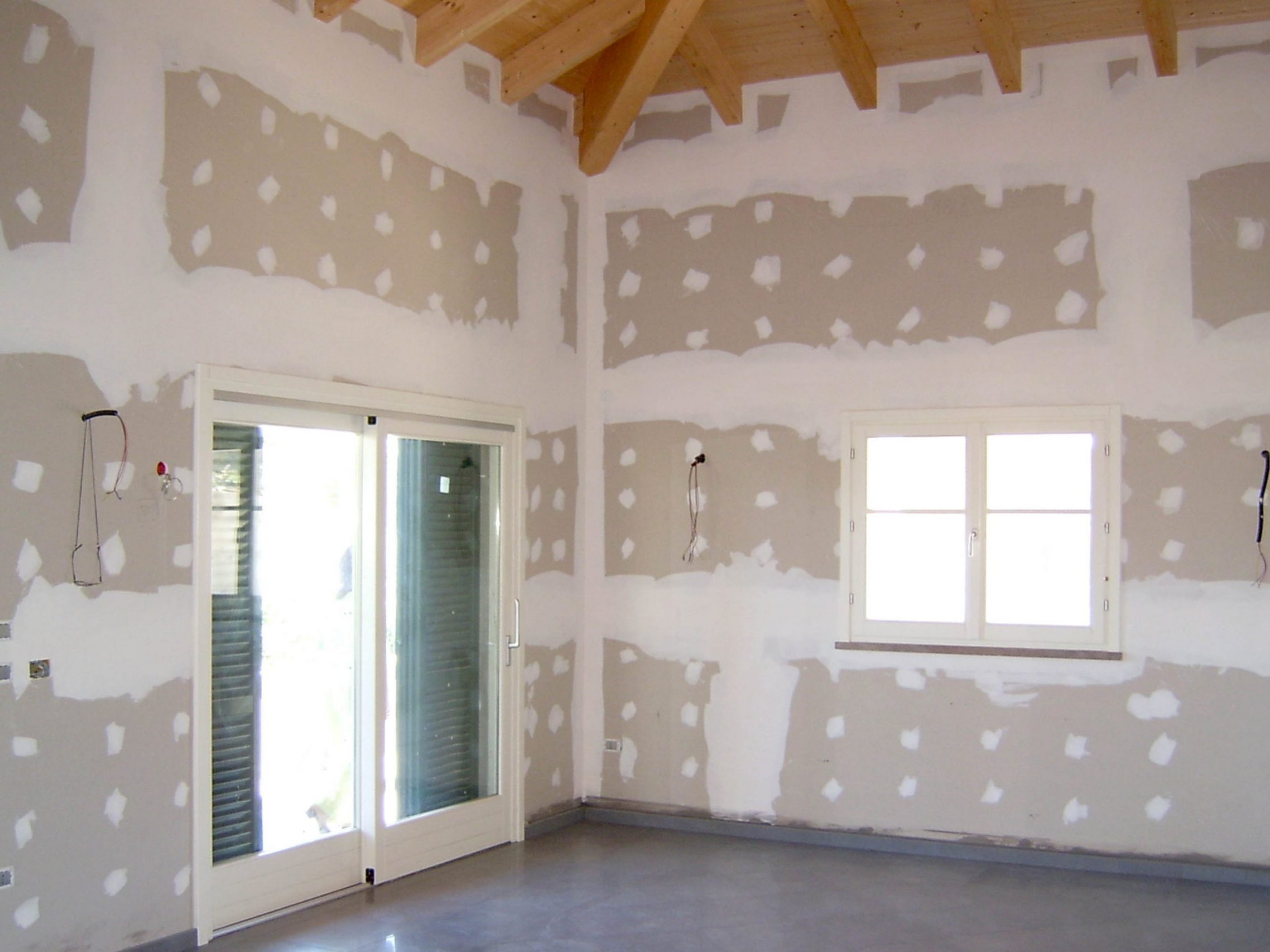 Wooden Houses_Villa Unifamiliare a due piani più seminterrato_Struttura in legno dall'aspetto classico in punto panoramico