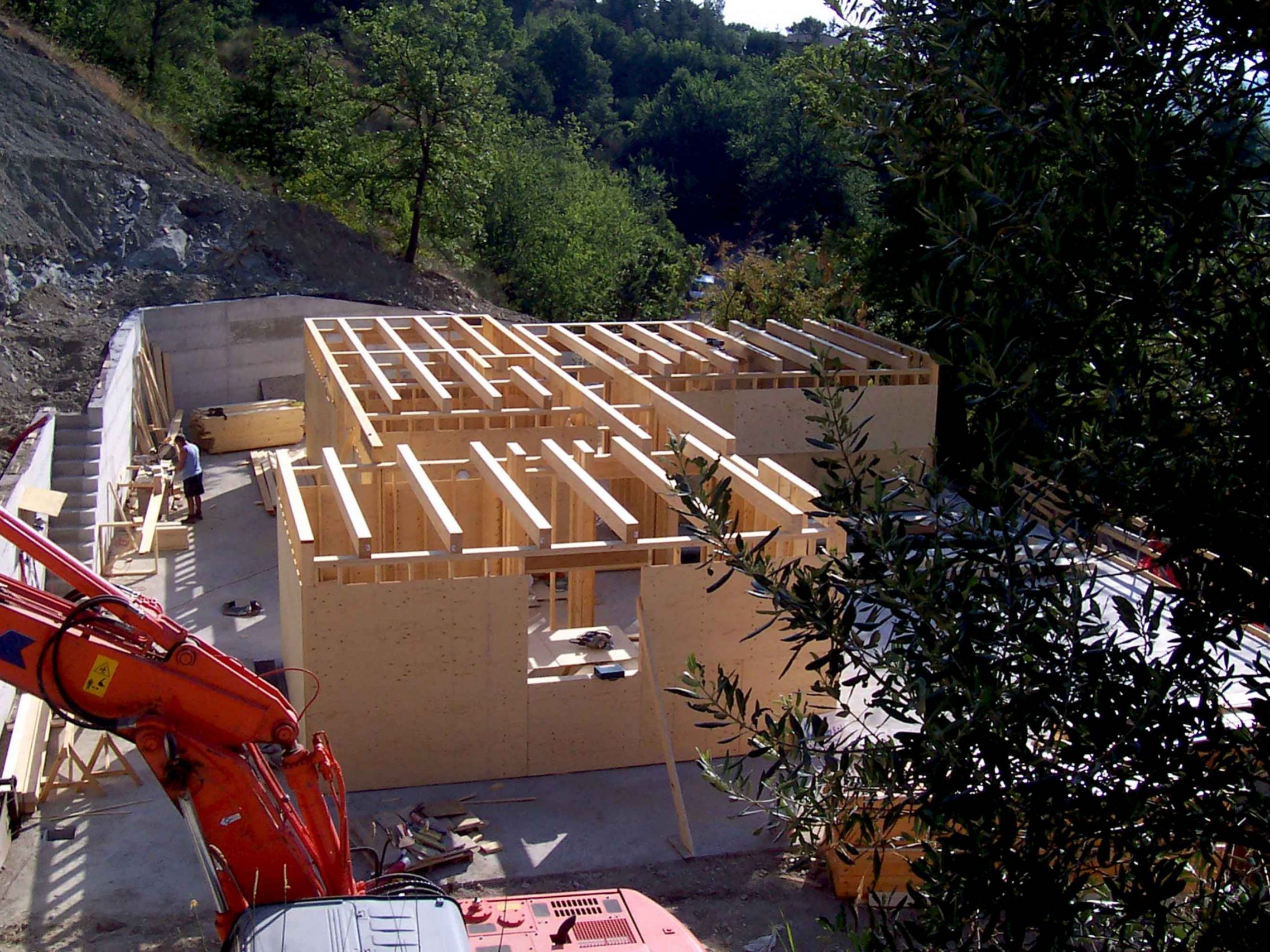 Wooden Houses_Villa Unifamiliare a due piani più seminterrato_Struttura in legno dall'aspetto classico in punto panoramico