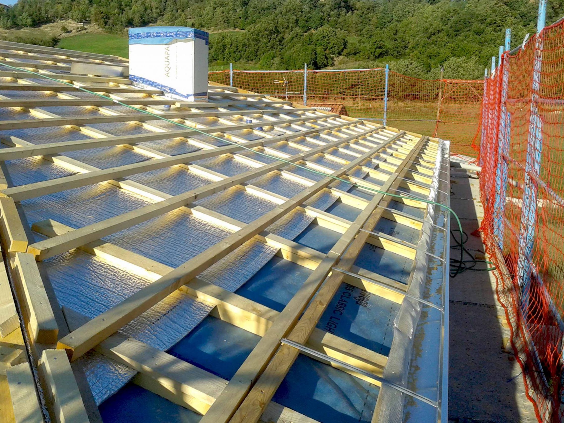 Wooden Houses_Villa Unifamiliare a due piani_Struttura in legno classica con finiture e colori contemporanei_cantiere tetto