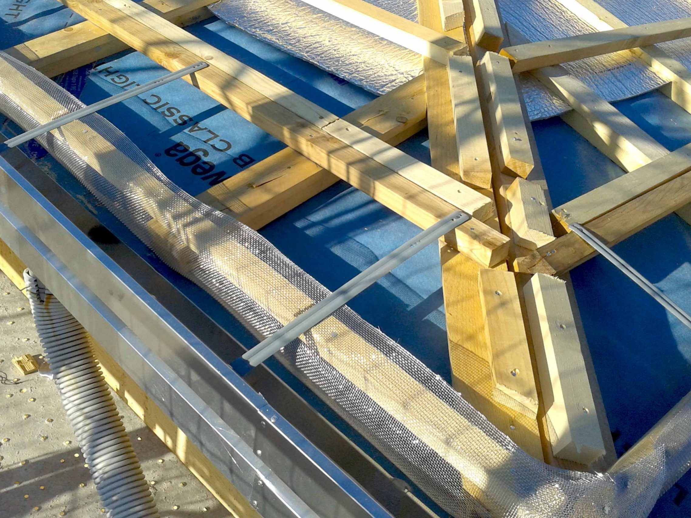 Wooden Houses_Villa Unifamiliare a due piani_Struttura in legno classica con finiture e colori contemporanei_cantiere tetto