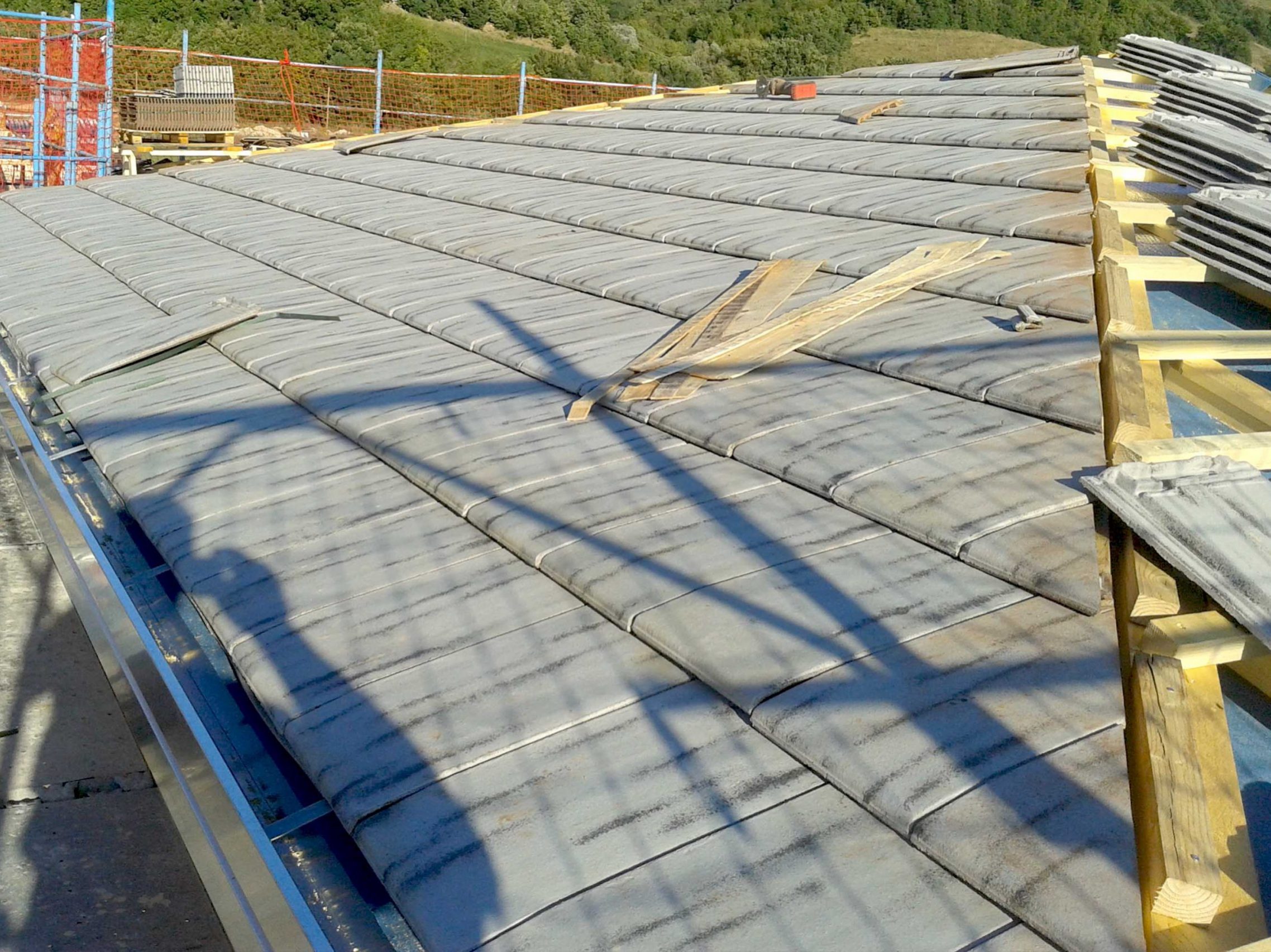 Wooden Houses_Villa Unifamiliare a due piani_Struttura in legno classica con finiture e colori contemporanei_cantiere tetto