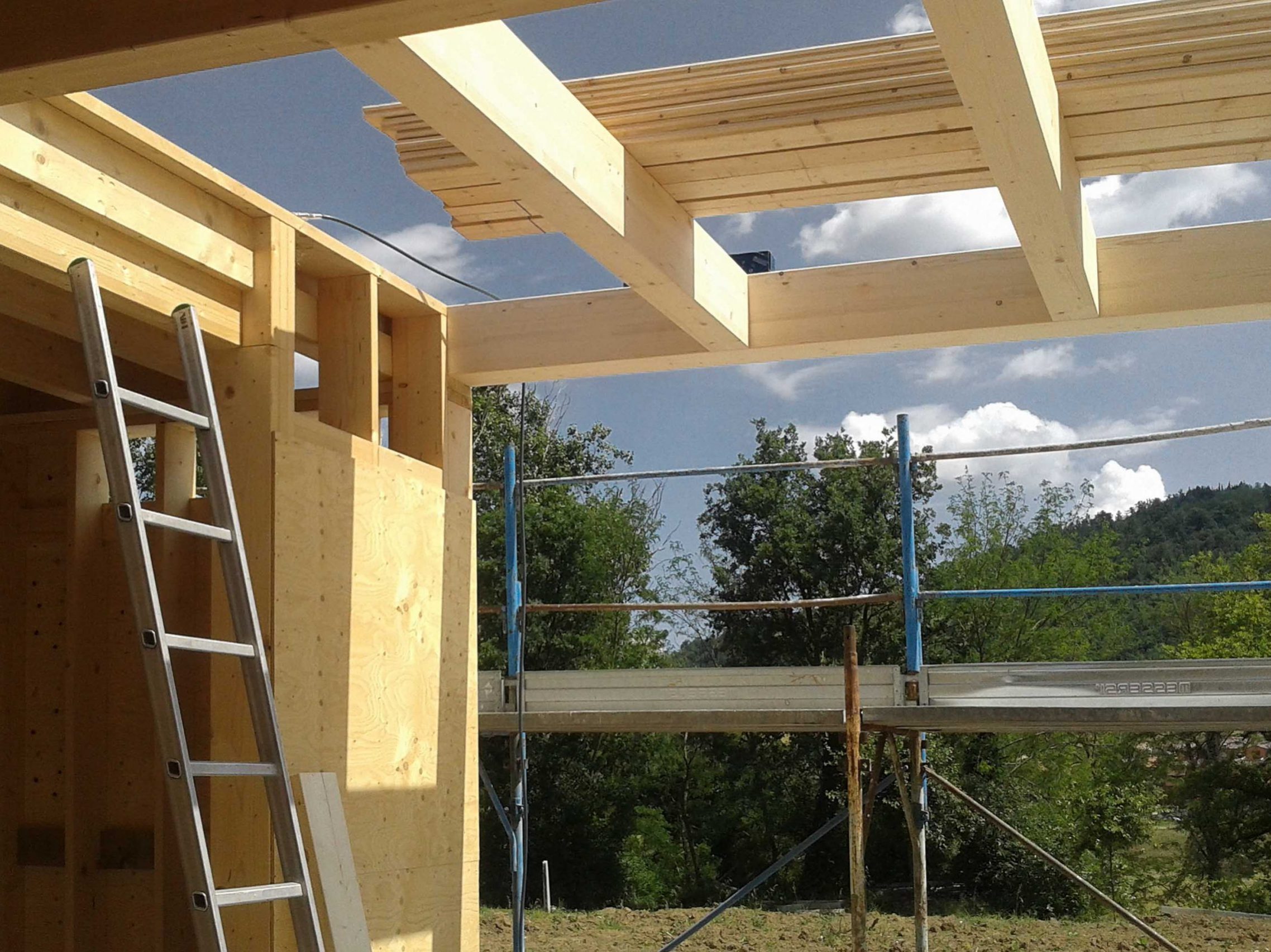 Wooden Houses_Villa Unifamiliare a due piani_Struttura in legno geometrica e moderna. Casa elettrica dotata di fotovoltaico, VMC e frangisole.