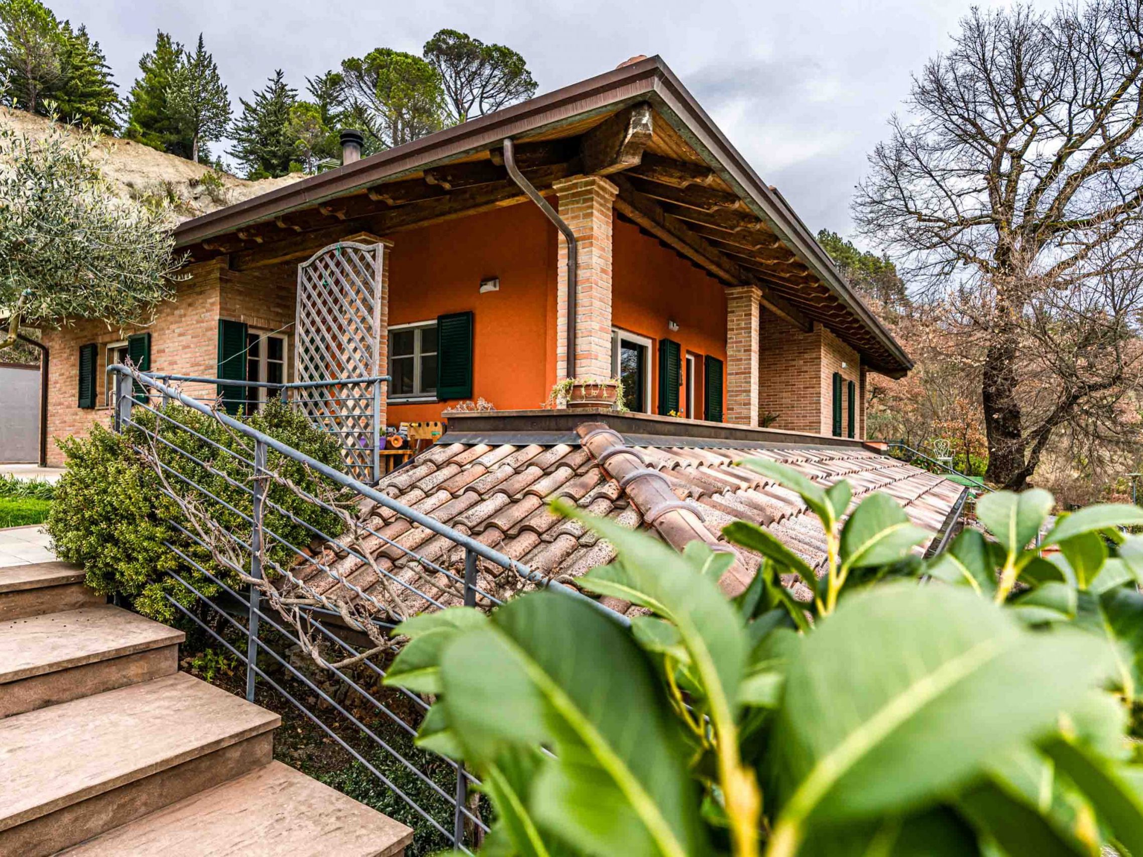 Wooden Houses_Villa Unifamiliare a due piani più seminterrato_Struttura in legno dall'aspetto classico in punto panoramico