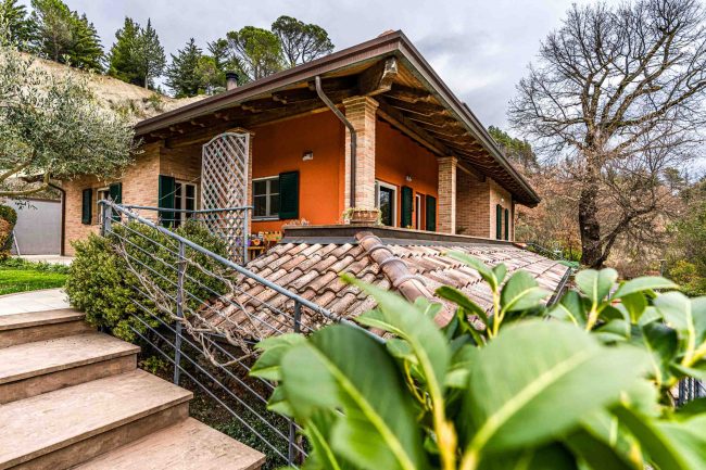 Wooden Houses_Villa Unifamiliare a due piani più seminterrato_Struttura in legno dall'aspetto classico in punto panoramico