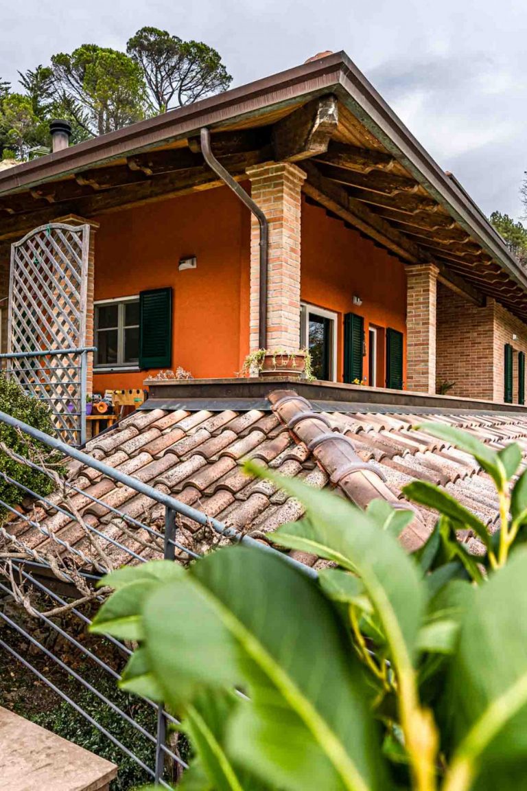 Wooden Houses_Villa Unifamiliare a due piani più seminterrato_Struttura in legno dall'aspetto classico in punto panoramico