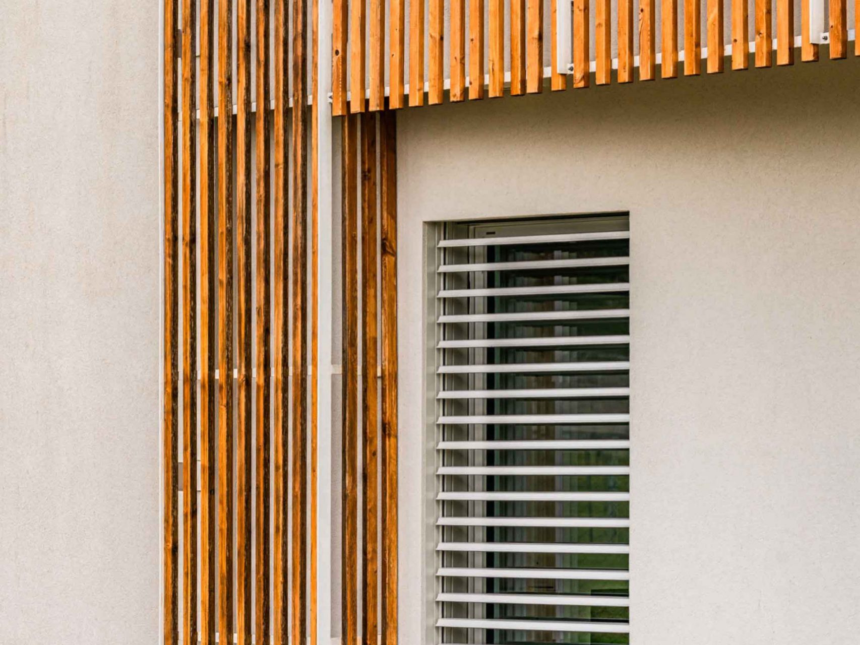 Wooden Houses_Villa Unifamiliare a due piani_Struttura in legno geometrica e moderna. Casa elettrica dotata di fotovoltaico, VMC e frangisole.