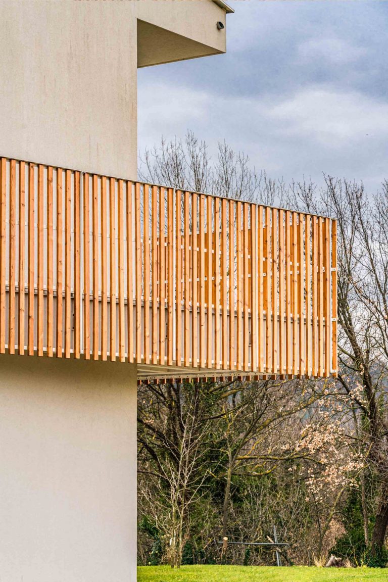 Wooden Houses_Villa Unifamiliare a due piani_Struttura in legno geometrica e moderna. Casa elettrica dotata di fotovoltaico, VMC e frangisole.