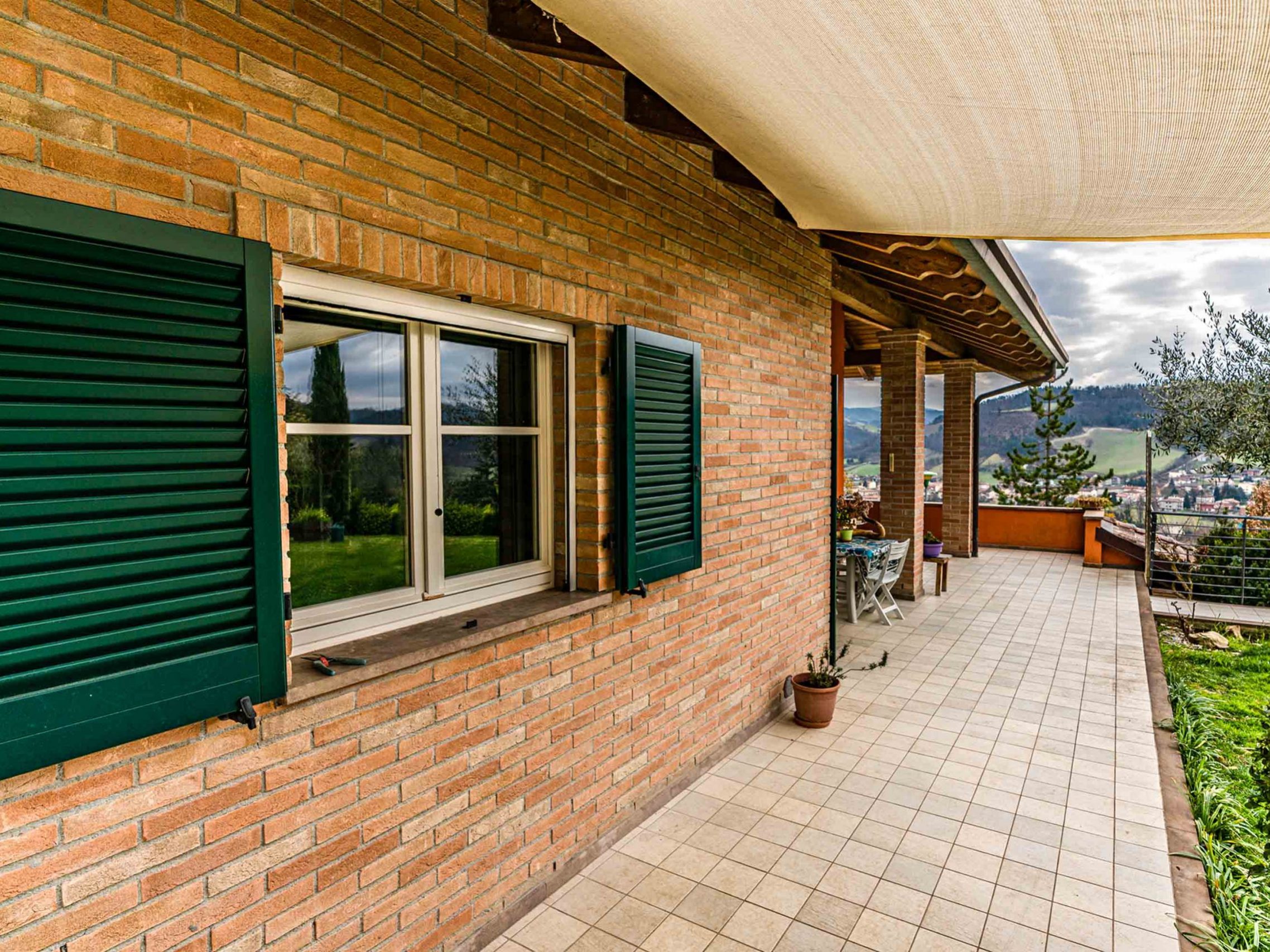 Wooden Houses_Villa Unifamiliare a due piani più seminterrato_Struttura in legno dall'aspetto classico in punto panoramico