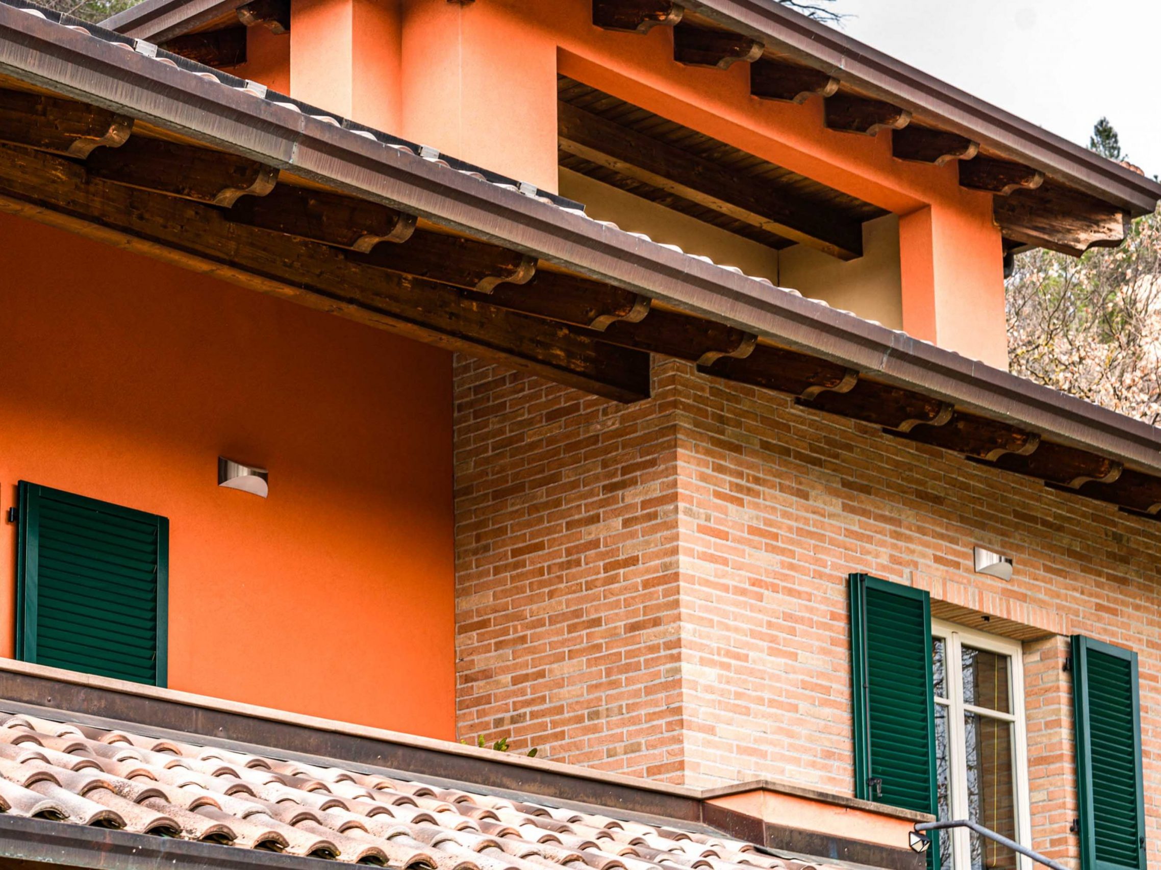 Wooden Houses_Villa Unifamiliare a due piani più seminterrato_Struttura in legno dall'aspetto classico in punto panoramico