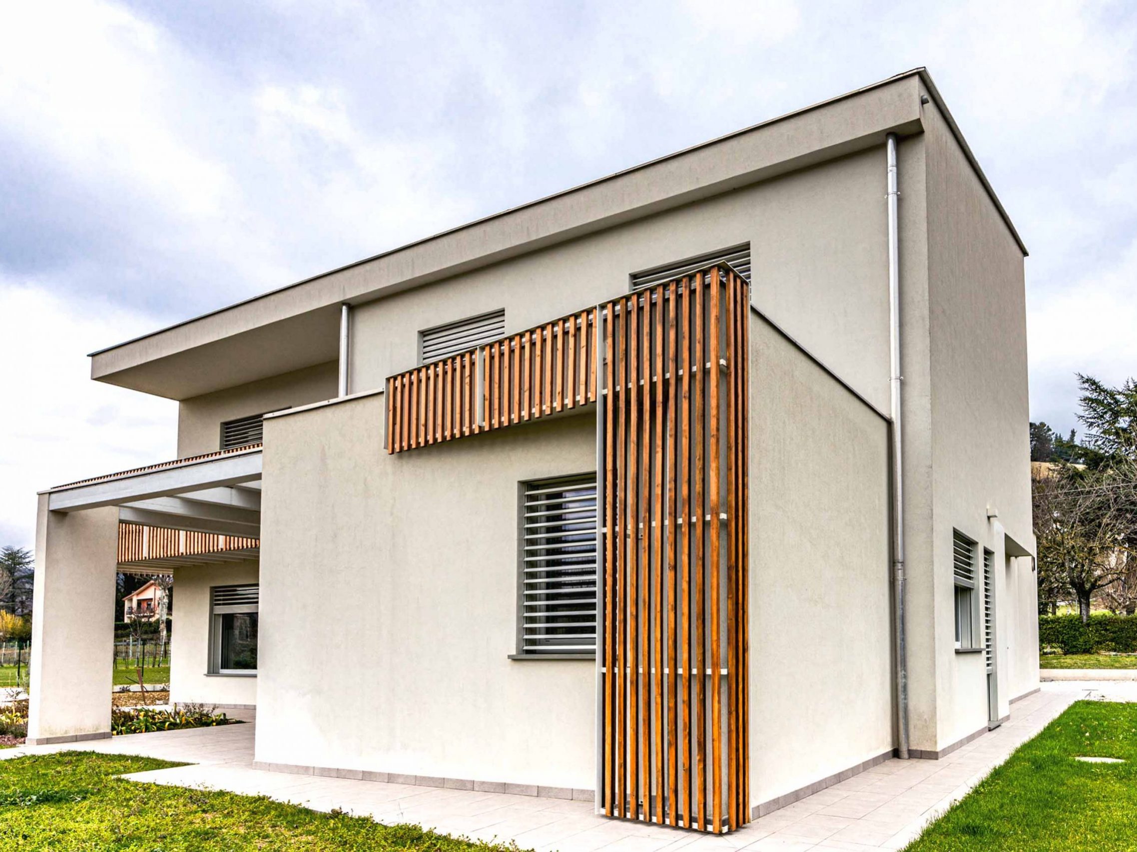 Wooden Houses_Villa Unifamiliare a due piani_Struttura in legno geometrica e moderna. Casa elettrica dotata di fotovoltaico, VMC e frangisole.