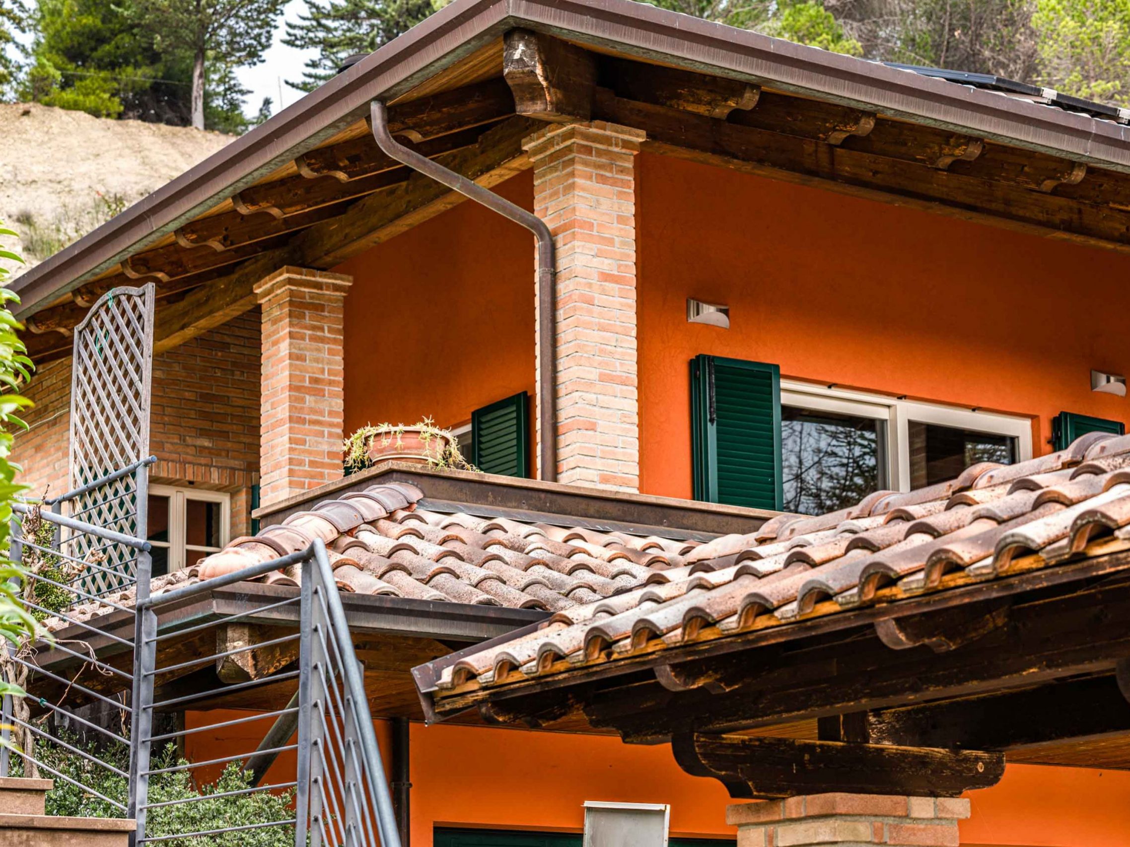 Wooden Houses_Villa Unifamiliare a due piani più seminterrato_Struttura in legno dall'aspetto classico in punto panoramico
