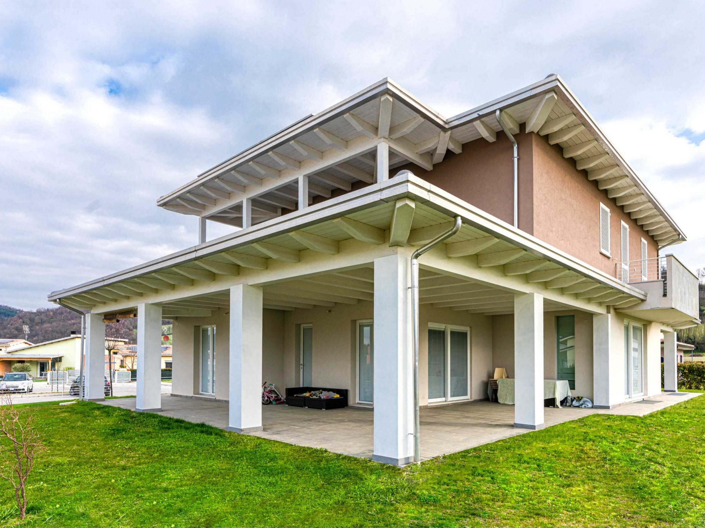 Wooden Houses_Villa Unifamiliare a due piani_Struttura in legno classica con finiture e colori contemporanei