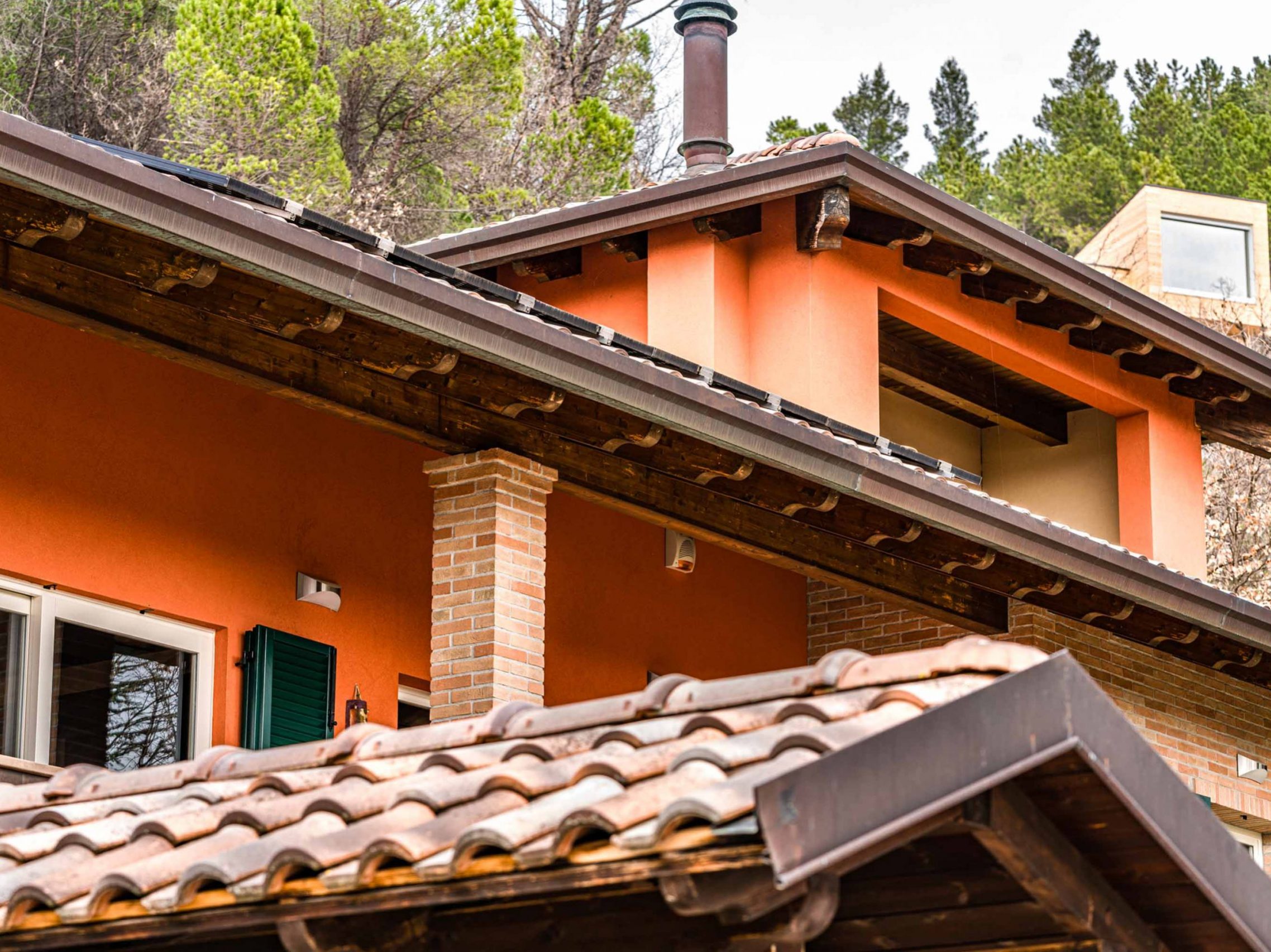 Wooden Houses_Villa Unifamiliare a due piani più seminterrato_Struttura in legno dall'aspetto classico in punto panoramico