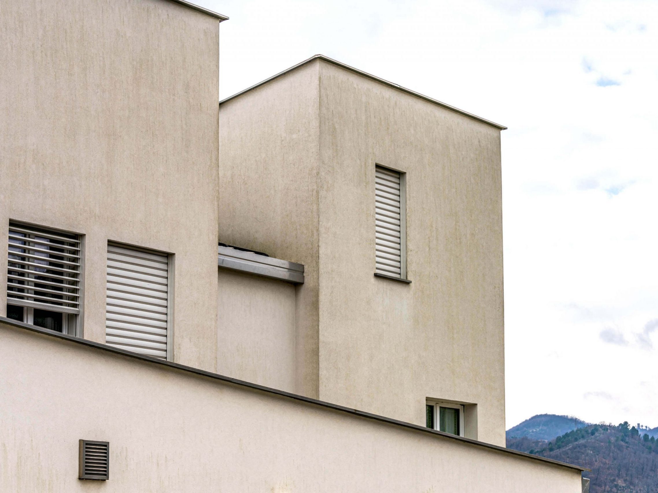 Wooden Houses_Villa Unifamiliare a due piani_Struttura in legno geometrica e moderna. Casa elettrica dotata di fotovoltaico, VMC e frangisole.