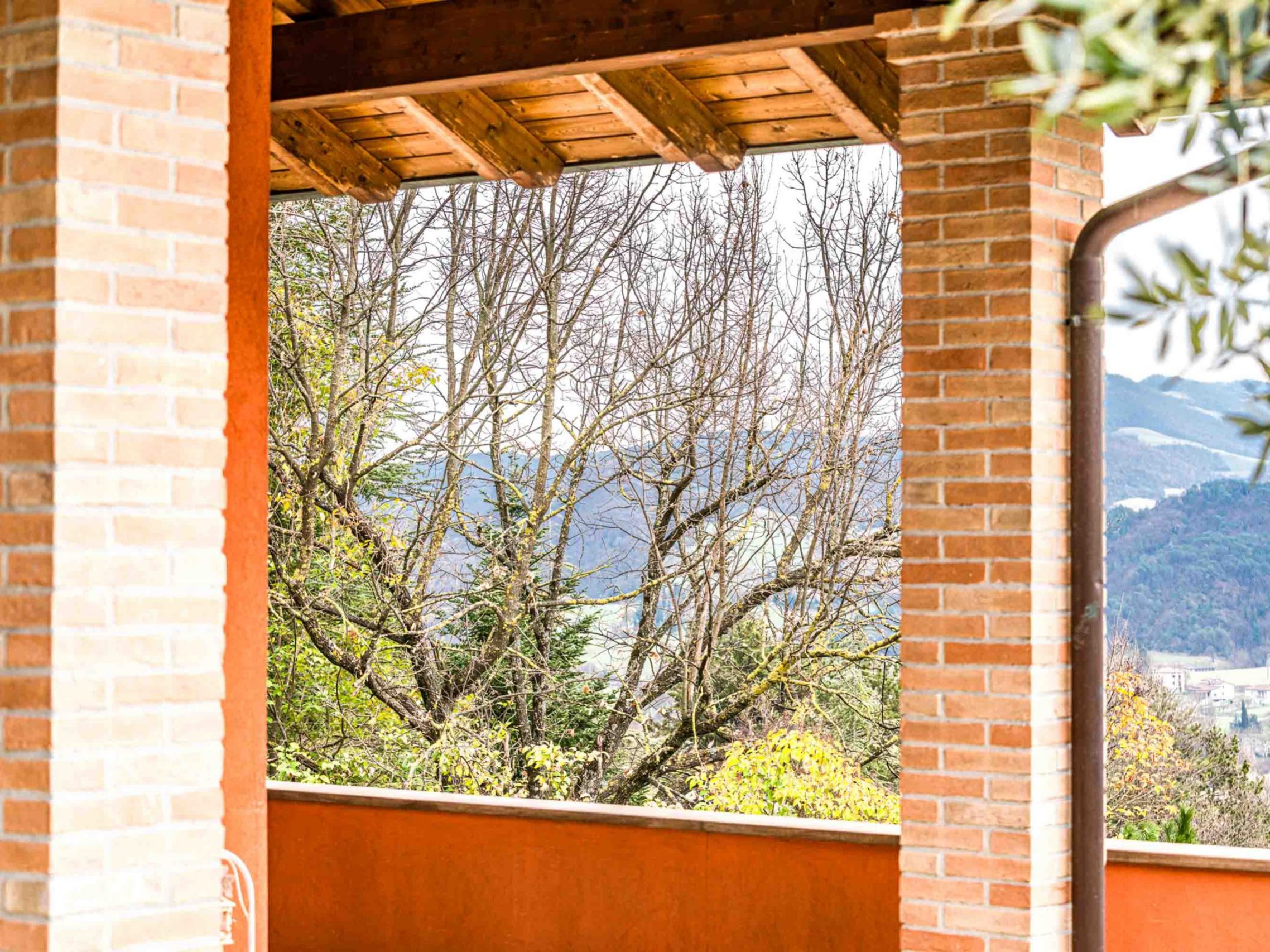 Wooden Houses_Villa Unifamiliare a due piani più seminterrato_Struttura in legno dall'aspetto classico in punto panoramico