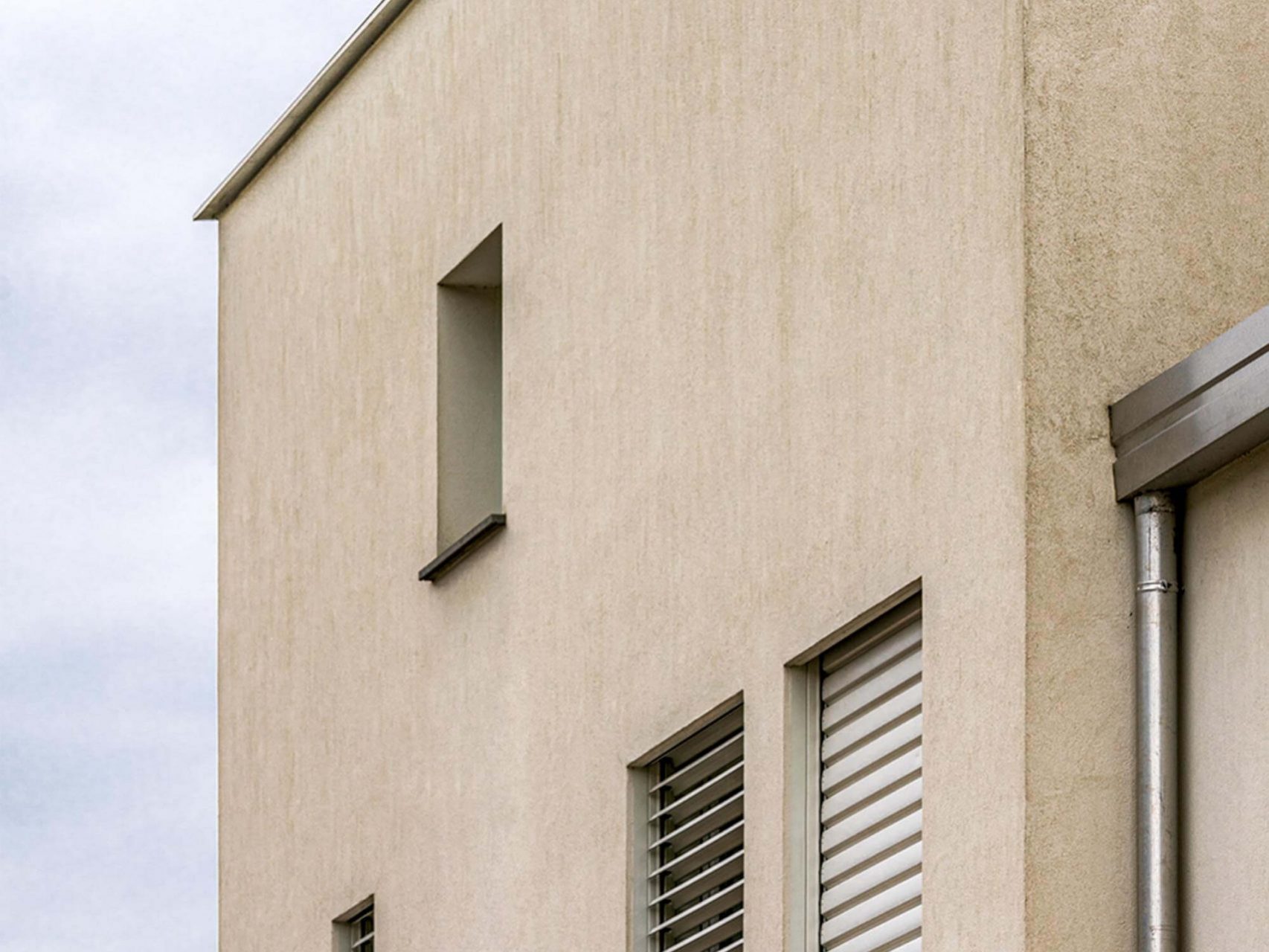 Wooden Houses_Villa Unifamiliare a due piani_Struttura in legno geometrica e moderna. Casa elettrica dotata di fotovoltaico, VMC e frangisole.