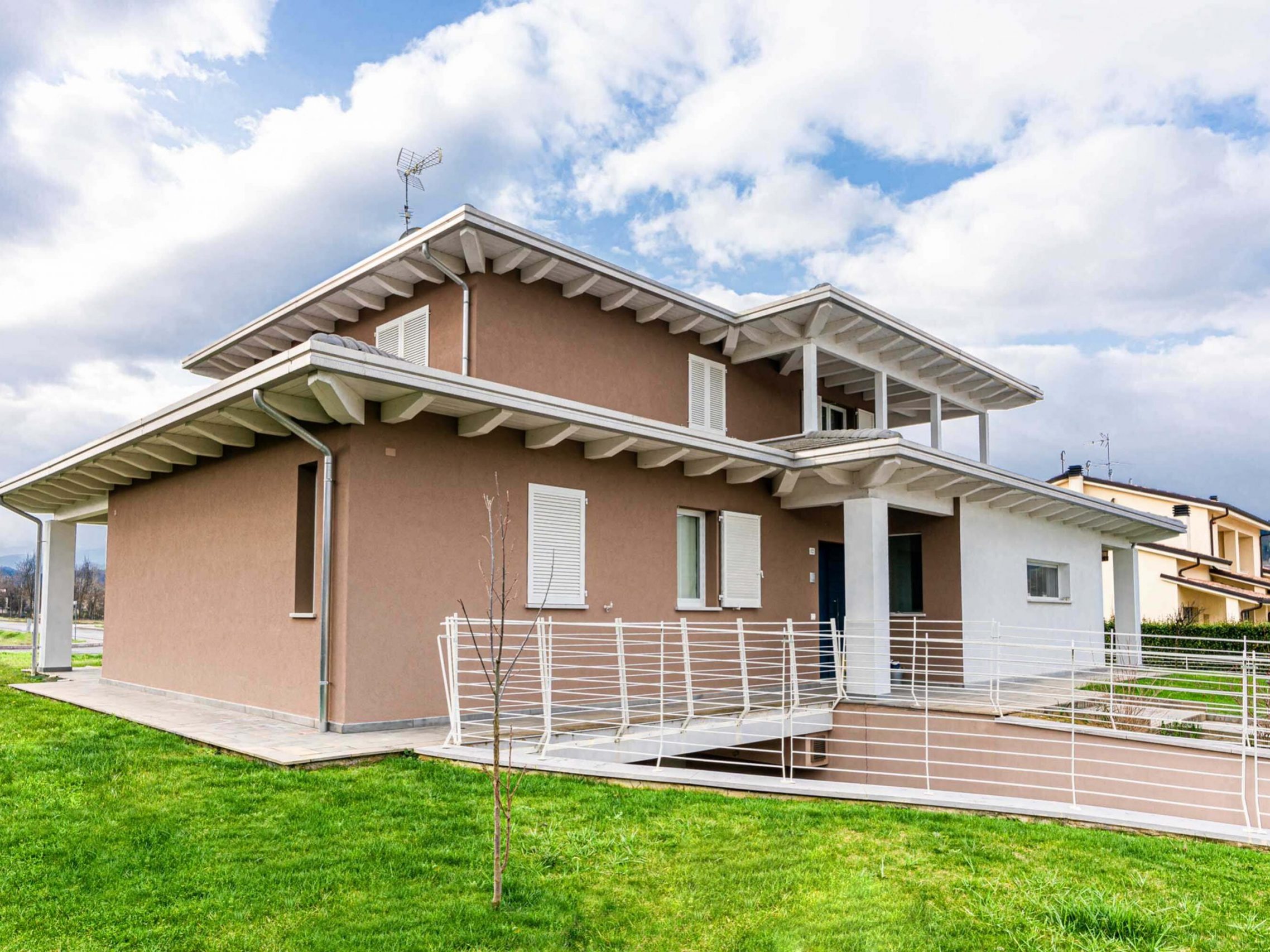 Wooden Houses_Villa Unifamiliare a due piani_Struttura in legno classica con finiture e colori contemporanei