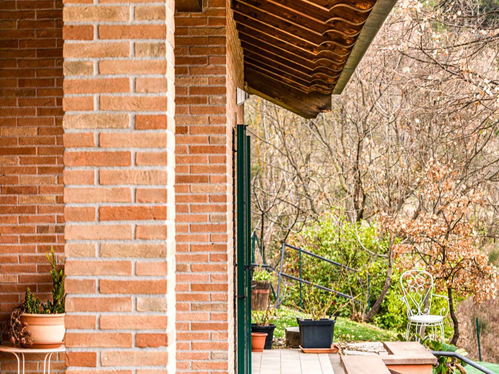Wooden Houses_Villa Unifamiliare a due piani più seminterrato_Struttura in legno dall'aspetto classico in punto panoramico
