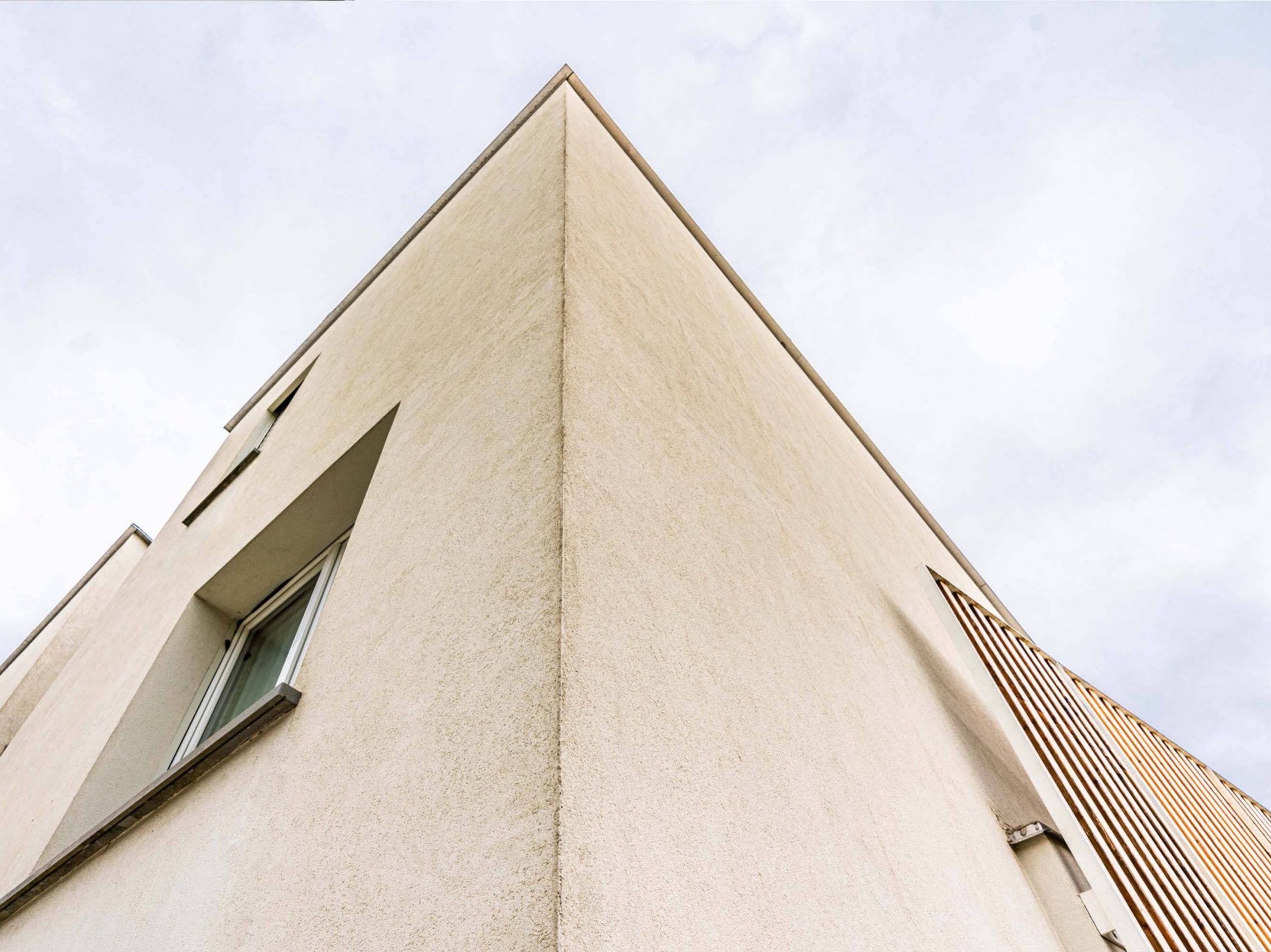 Wooden Houses_Villa Unifamiliare a due piani_Struttura in legno geometrica e moderna. Casa elettrica dotata di fotovoltaico, VMC e frangisole.