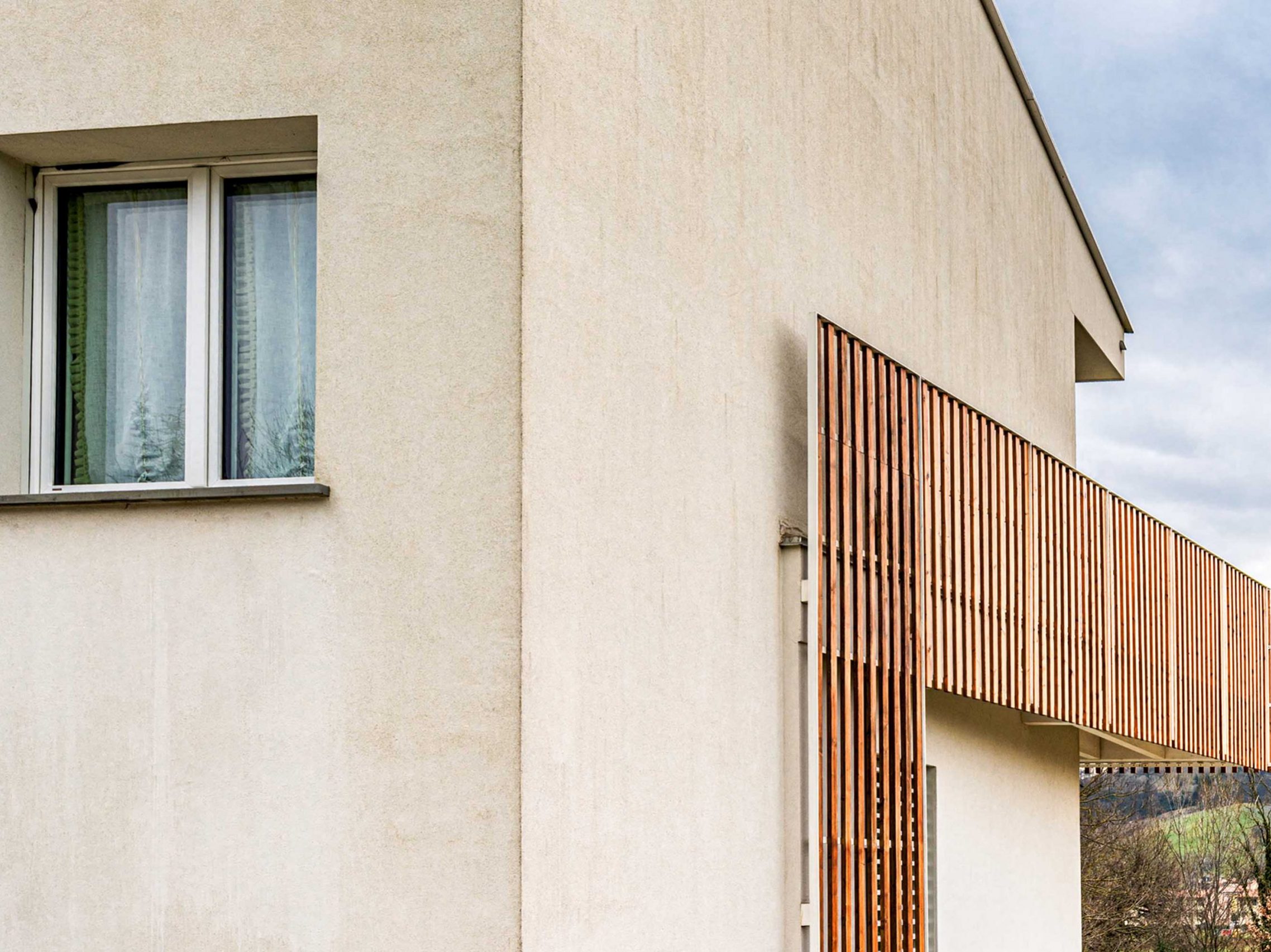 Wooden Houses_Villa Unifamiliare a due piani_Struttura in legno geometrica e moderna. Casa elettrica dotata di fotovoltaico, VMC e frangisole.