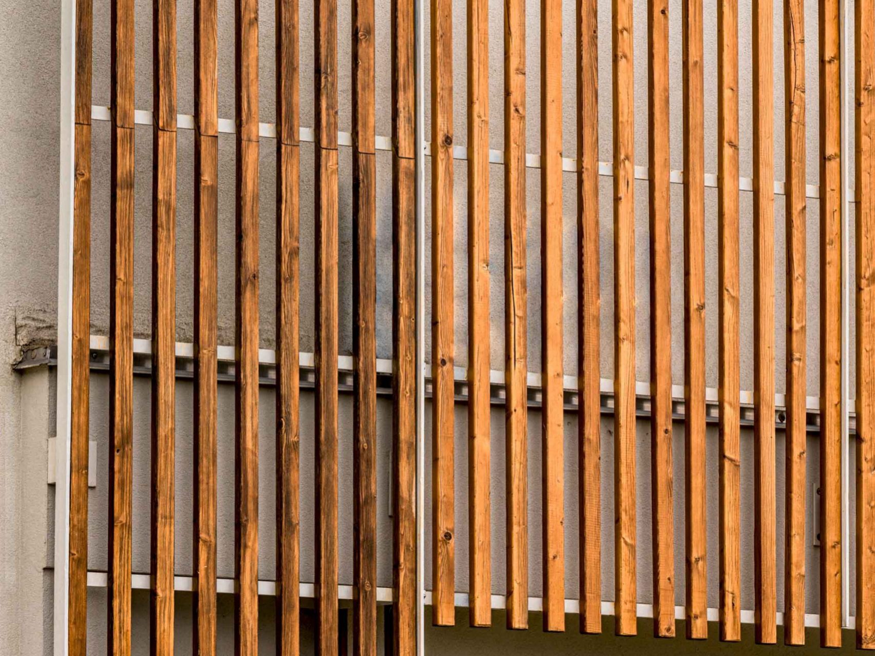 Wooden Houses_Villa Unifamiliare a due piani_Struttura in legno geometrica e moderna. Casa elettrica dotata di fotovoltaico, VMC e frangisole.