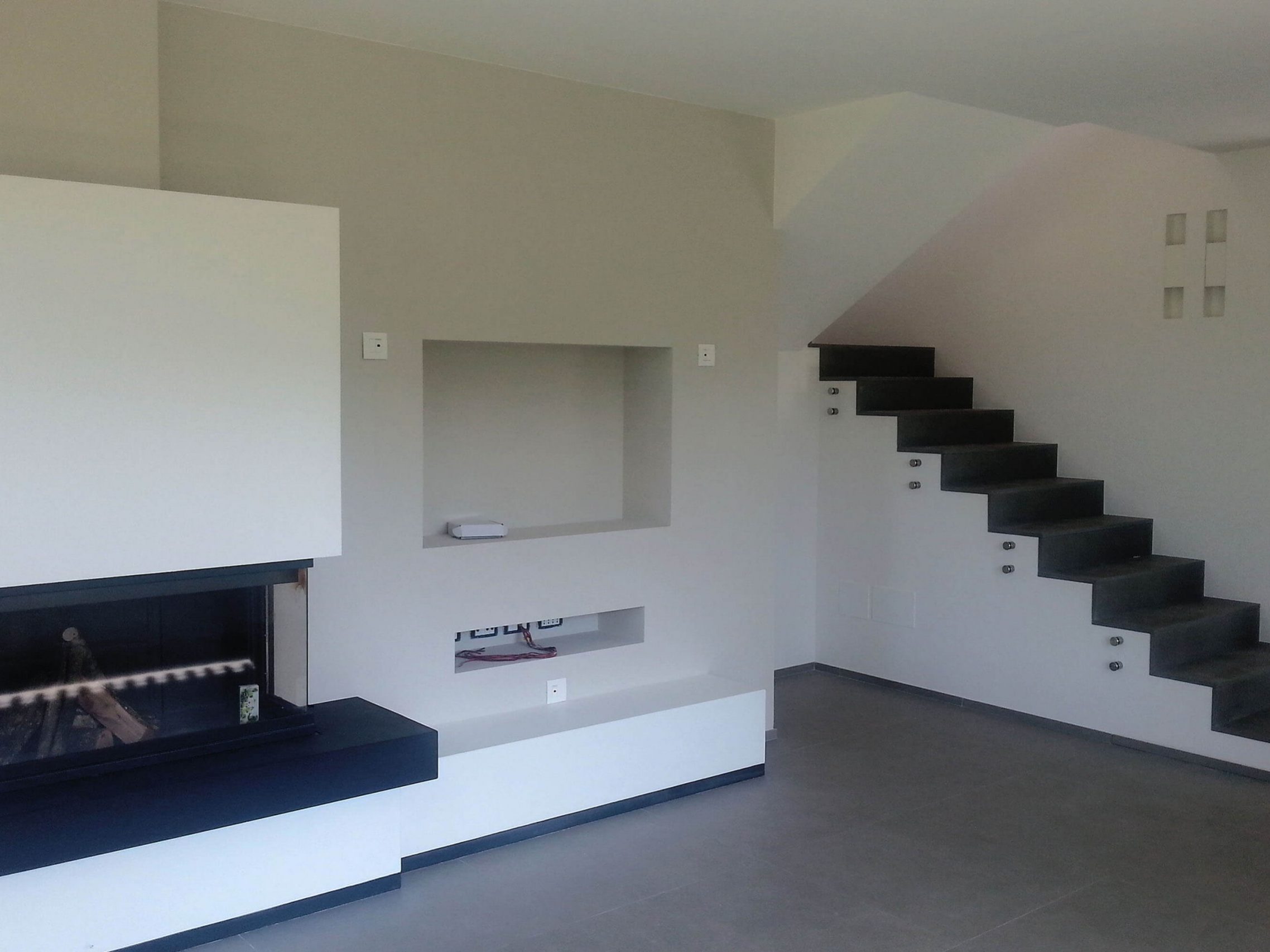 Wooden Houses_Villa Unifamiliare a due piani_Struttura in legno geometrica e moderna. Casa elettrica dotata di fotovoltaico, VMC e frangisole.