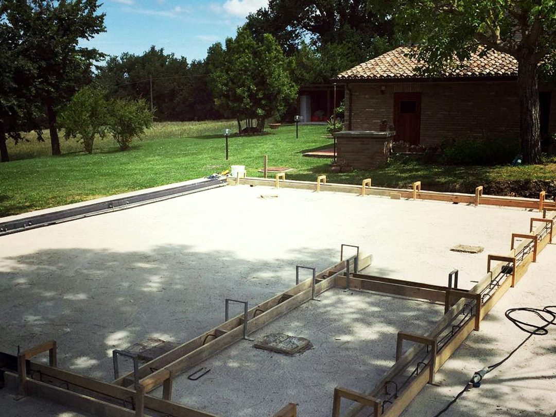 Wooden Houses_Dependance_Struttura in legno dall’aspetto contemporaneo affiancata a un edificio in mattoni preesistente