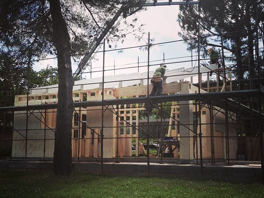 Wooden Houses_Dependance_Struttura in legno dall’aspetto contemporaneo affiancata a un edificio in mattoni preesistente