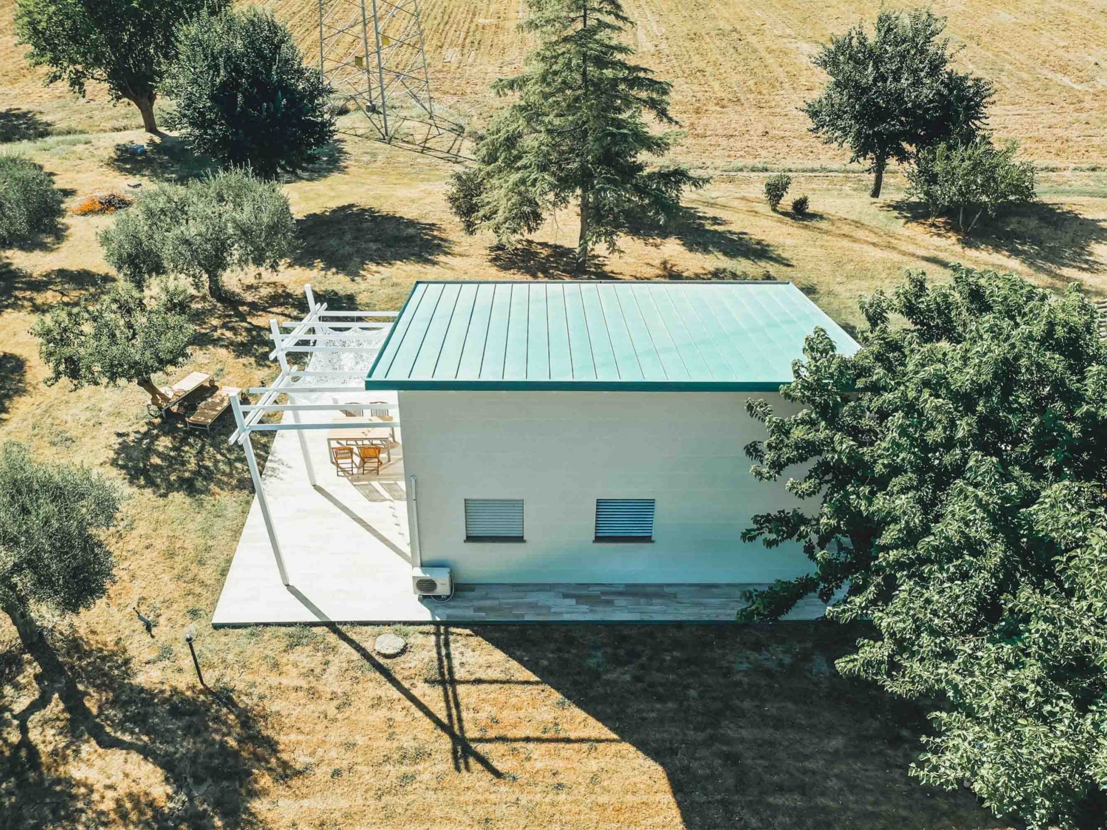 Wooden Houses_Dependance_Struttura in legno dall’aspetto contemporaneo affiancata a un edificio in mattoni preesistente