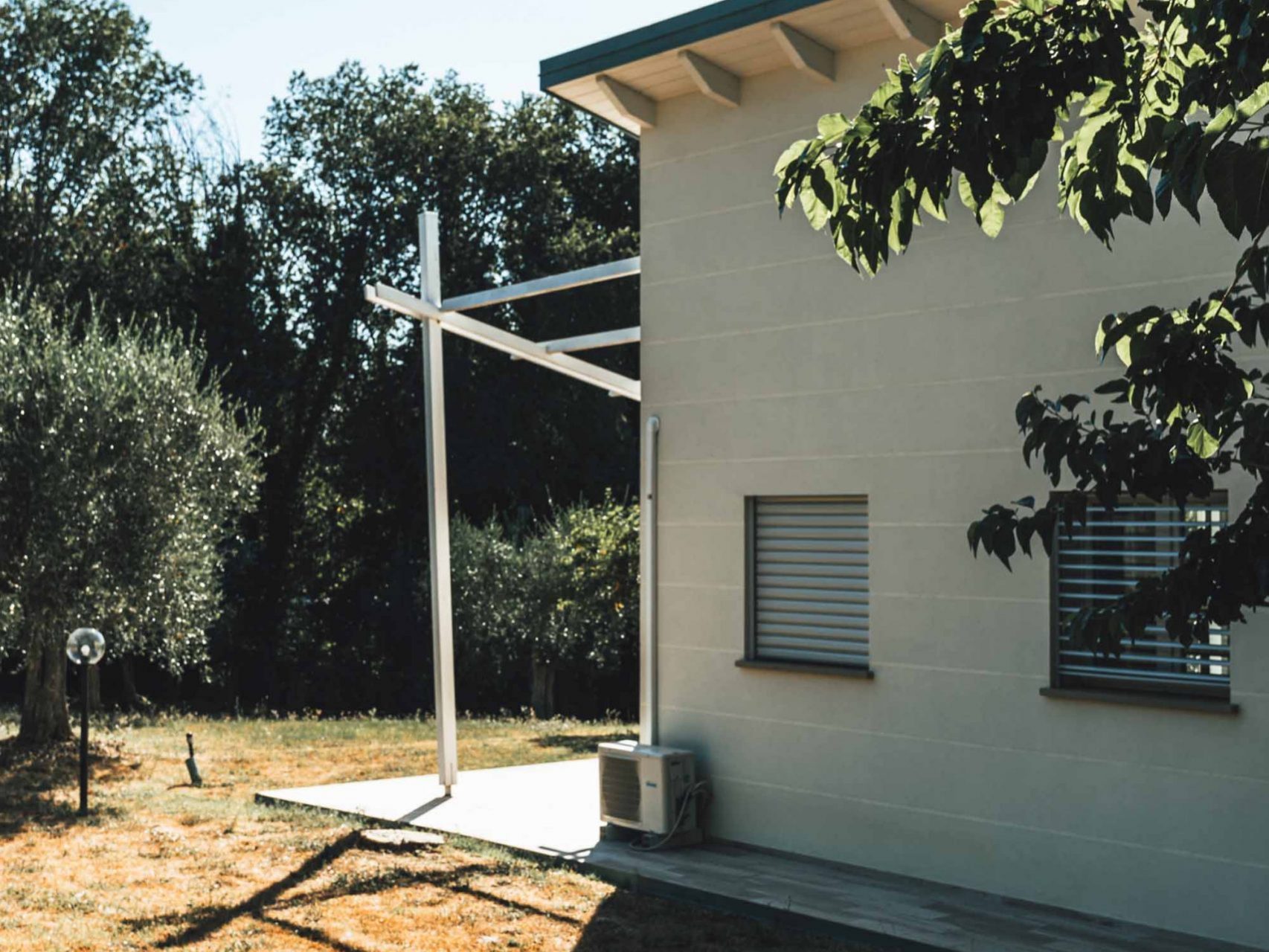 Wooden Houses_Dependance_Struttura in legno dall’aspetto contemporaneo affiancata a un edificio in mattoni preesistente