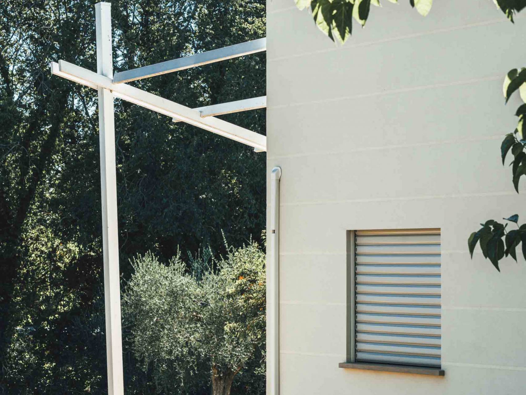 Wooden Houses_Dependance_Struttura in legno dall’aspetto contemporaneo affiancata a un edificio in mattoni preesistente