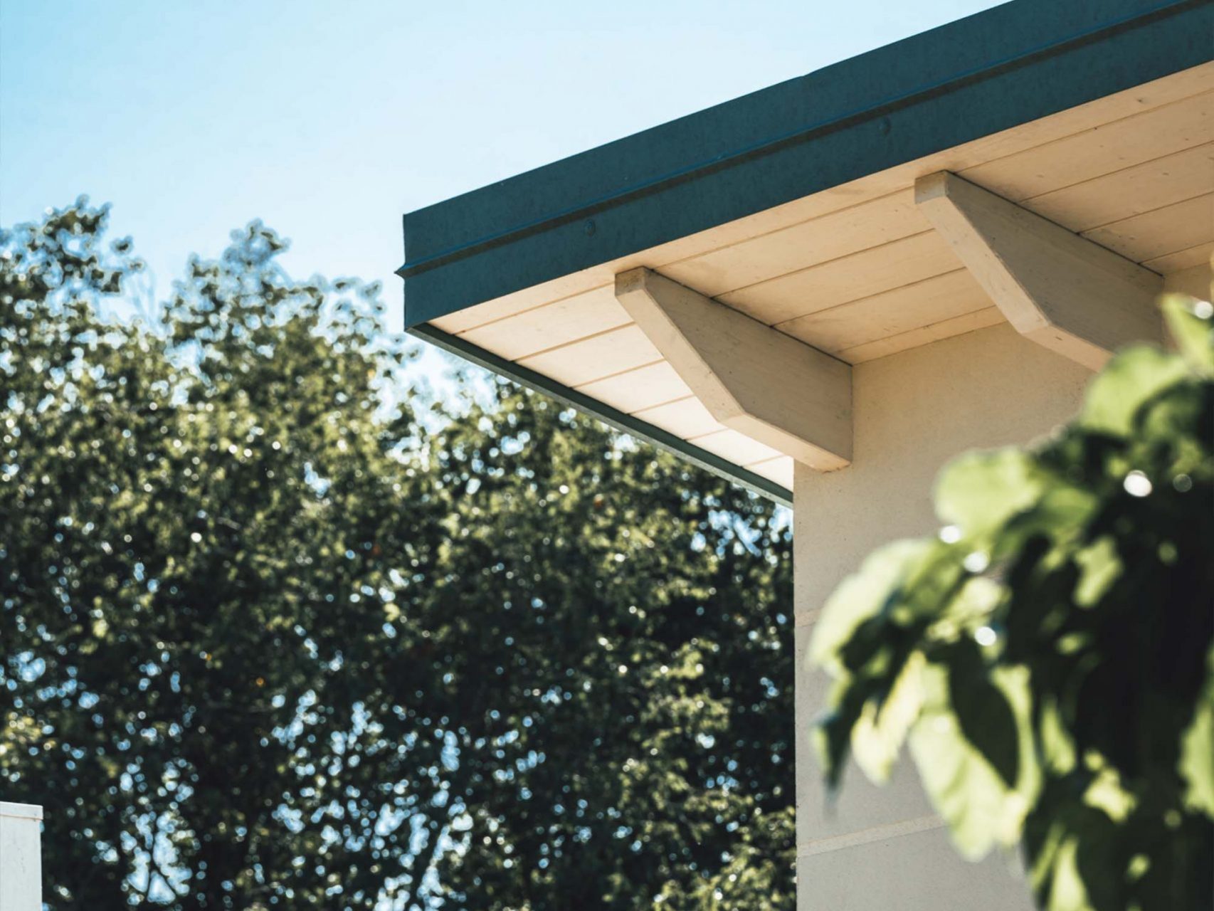 Wooden Houses_Dependance_Struttura in legno dall’aspetto contemporaneo affiancata a un edificio in mattoni preesistente
