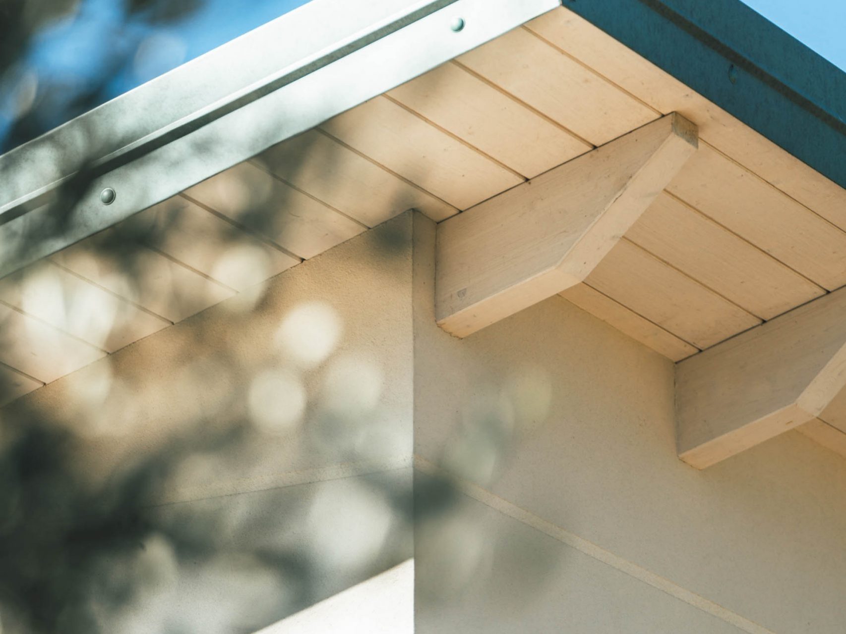 Wooden Houses_Dependance_Struttura in legno dall’aspetto contemporaneo affiancata a un edificio in mattoni preesistente