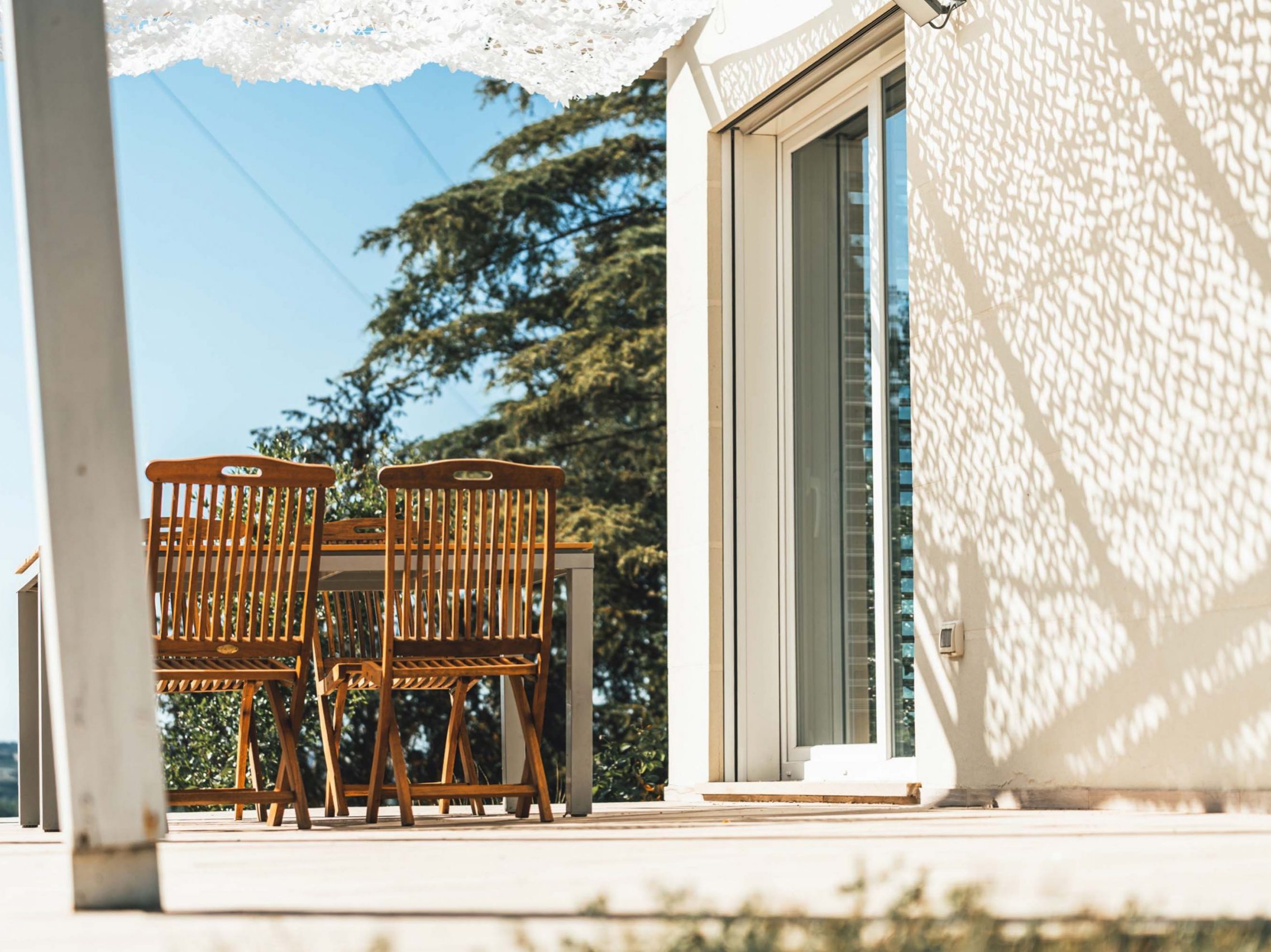 Wooden Houses_Dependance_Struttura in legno dall’aspetto contemporaneo affiancata a un edificio in mattoni preesistente