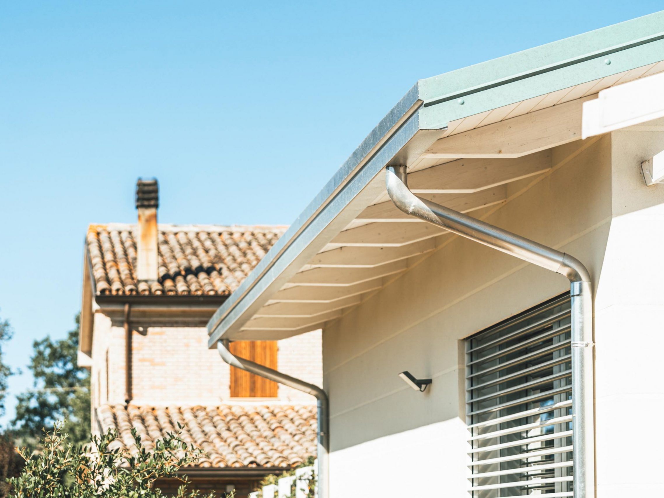 Wooden Houses_Dependance_Struttura in legno dall’aspetto contemporaneo affiancata a un edificio in mattoni preesistente