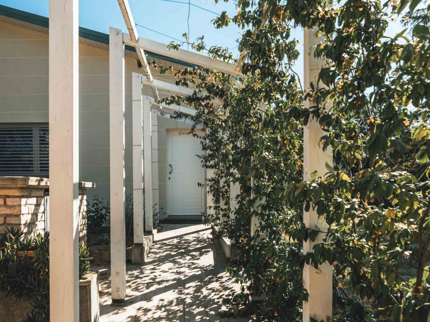 Wooden Houses_Dependance_Struttura in legno dall’aspetto contemporaneo affiancata a un edificio in mattoni preesistente