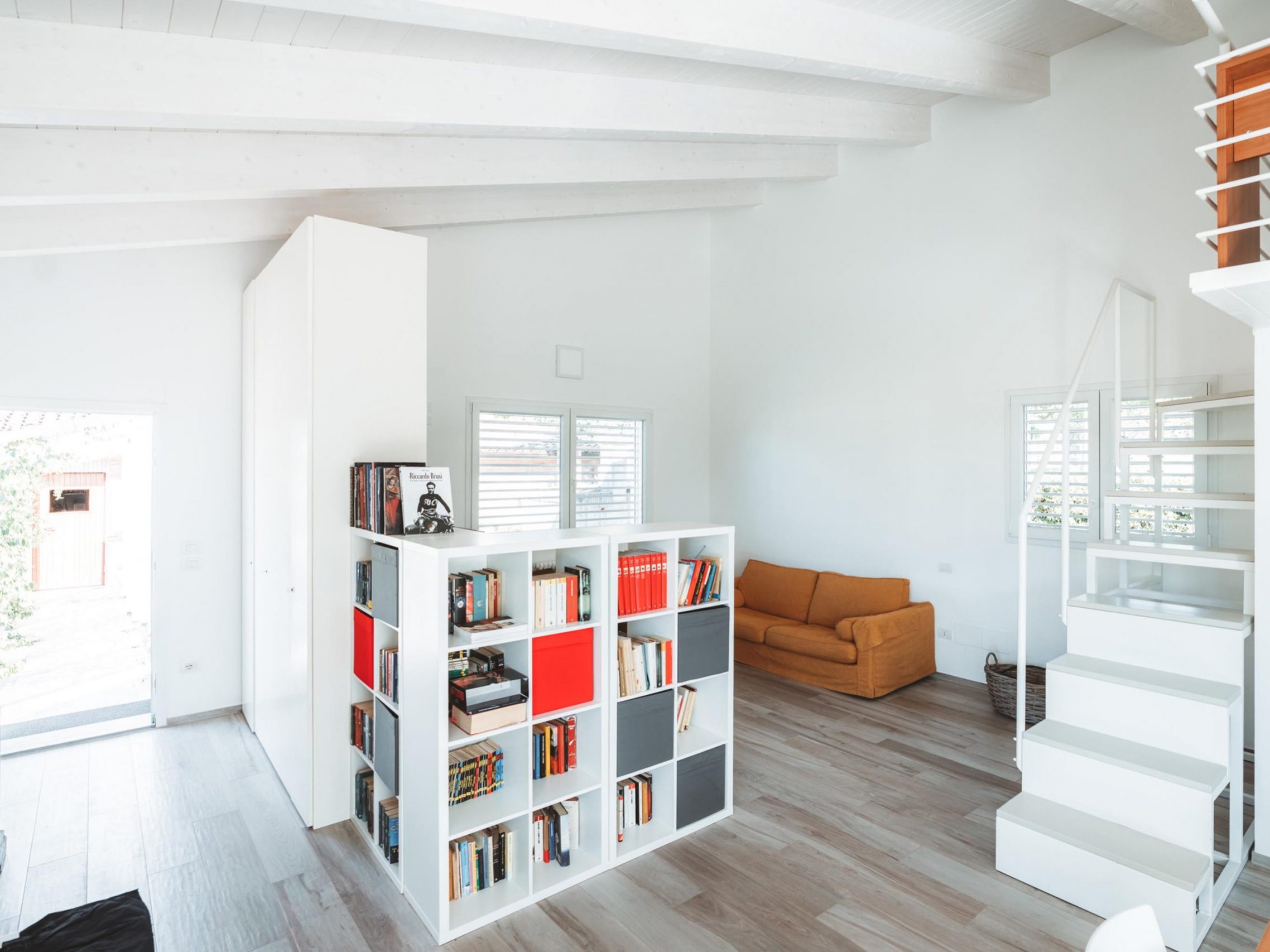 Wooden Houses_Dependance_Struttura in legno dall’aspetto contemporaneo affiancata a un edificio in mattoni preesistente