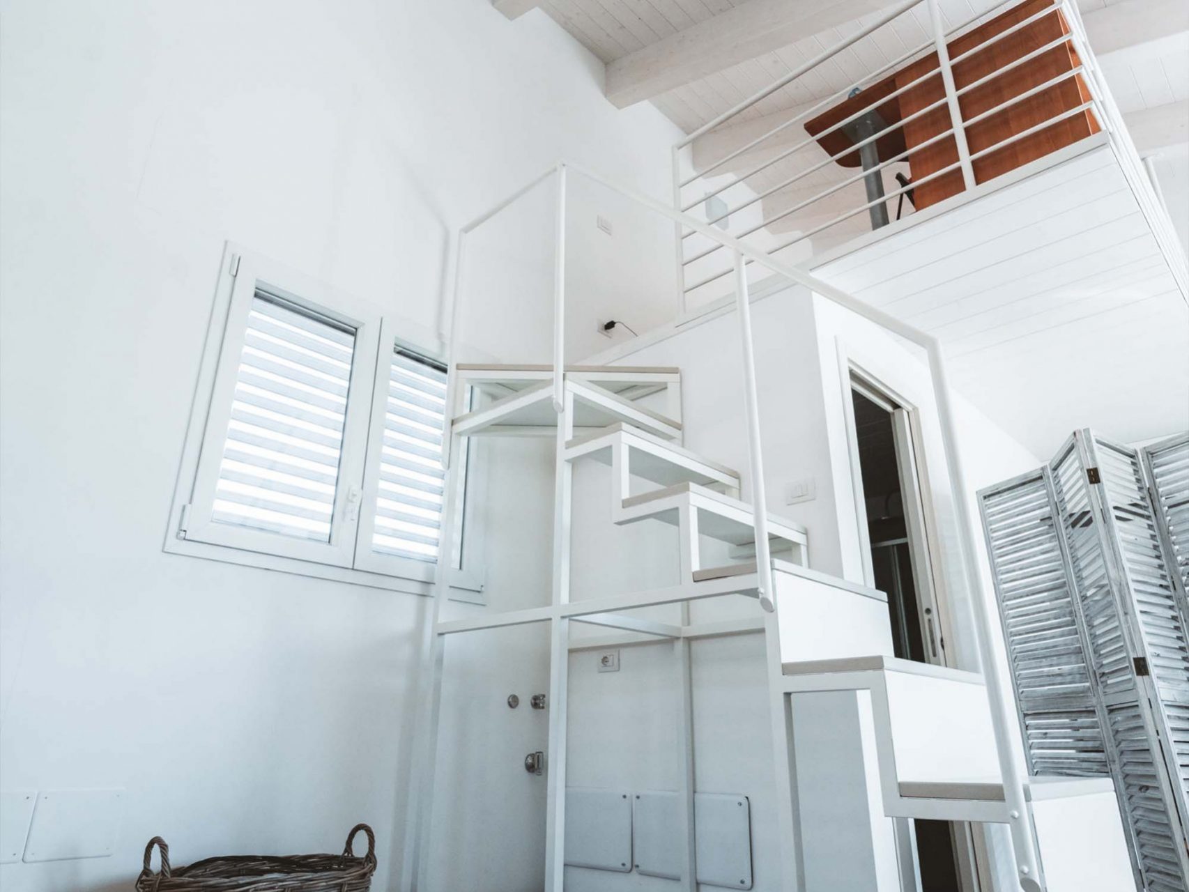 Wooden Houses_Dependance_Struttura in legno dall’aspetto contemporaneo affiancata a un edificio in mattoni preesistente