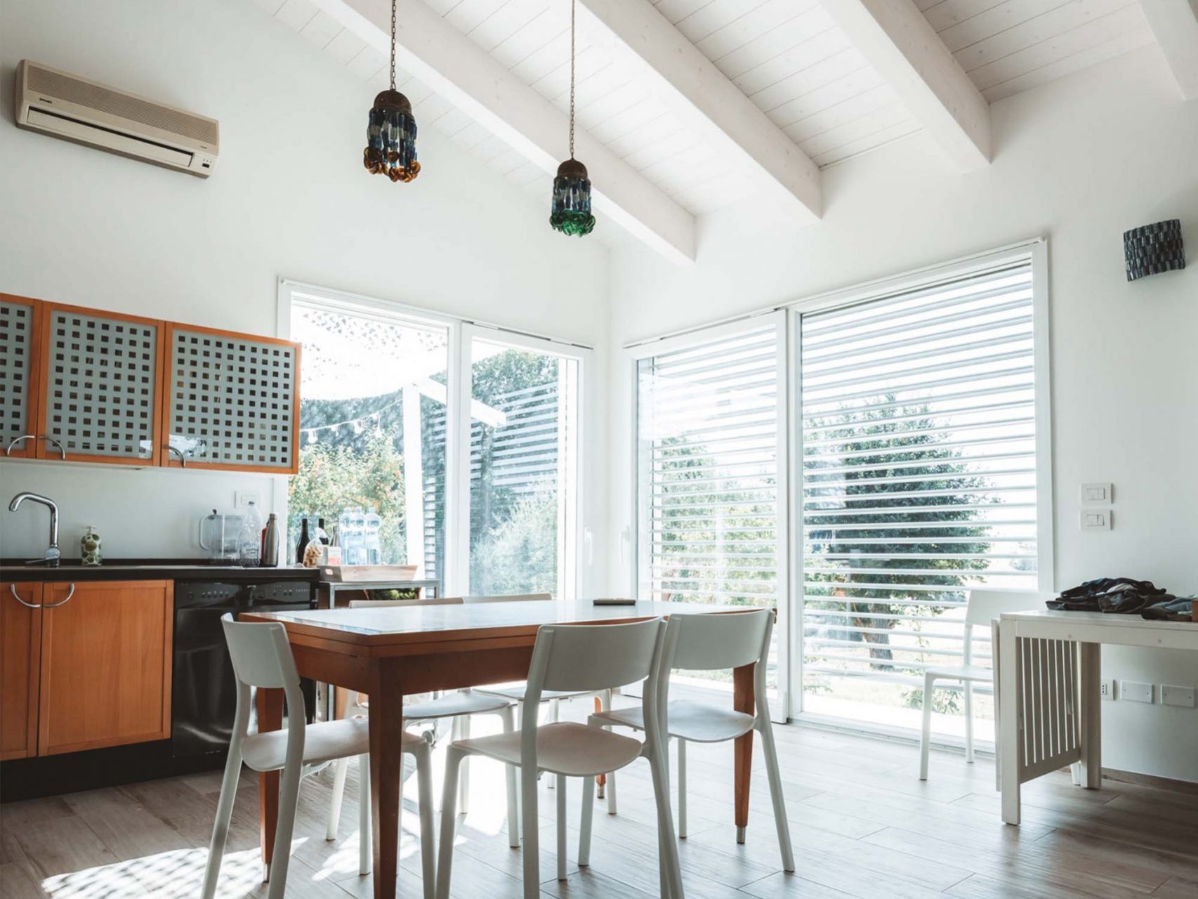 Wooden Houses_Dependance_Struttura in legno dall’aspetto contemporaneo affiancata a un edificio in mattoni preesistente