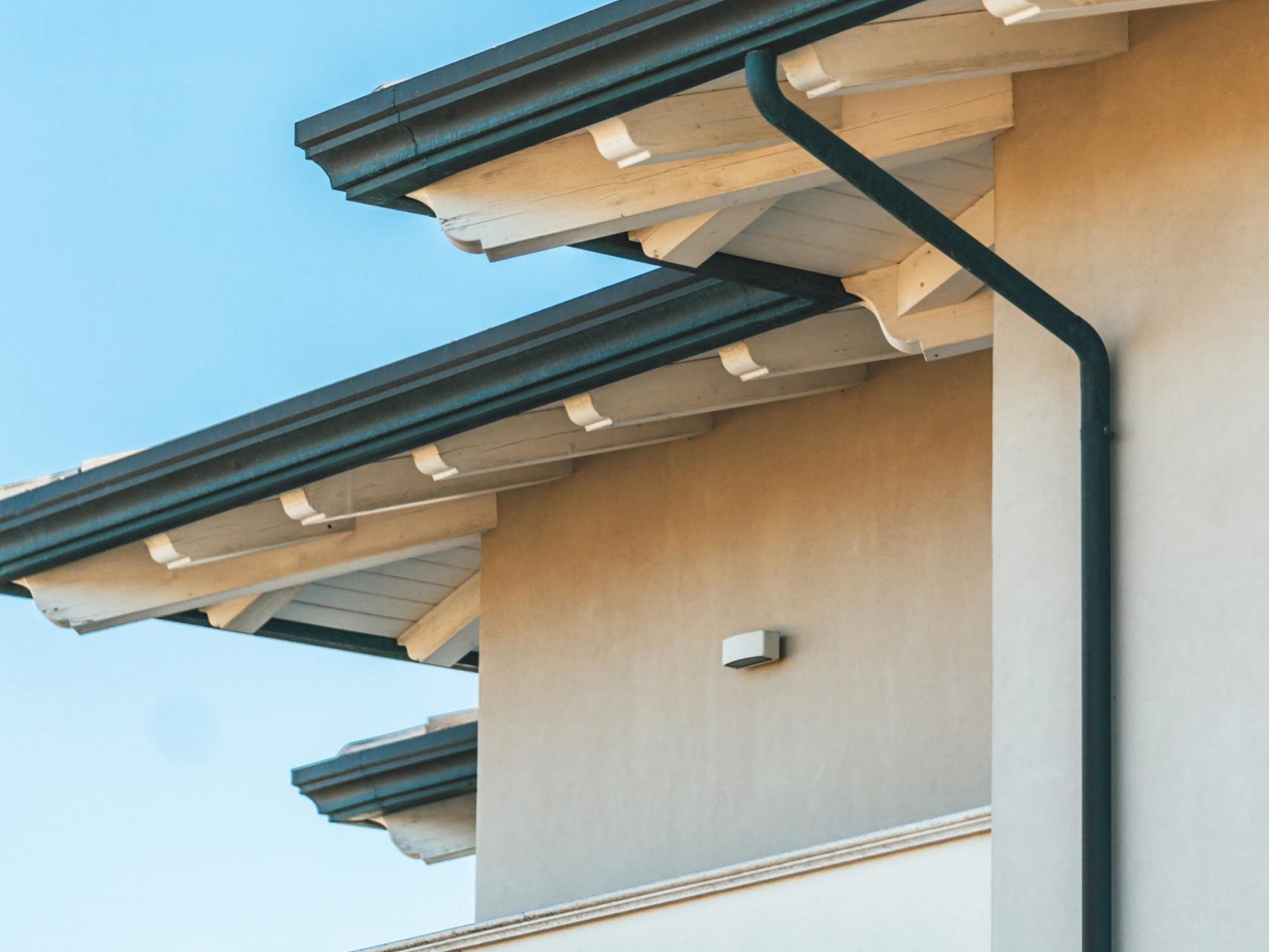 Wooden Houses_Villa Unifamiliare a due piani_Struttura in legno dall’aspetto classico a pochi metri dal mare