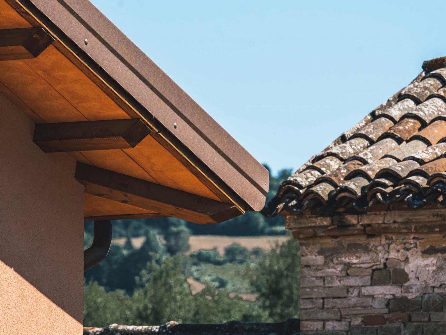 Wooden Houses_Villa Unifamiliare a due piani_Struttura in legno dall’aspetto classico affiancata a una vecchia chiesa