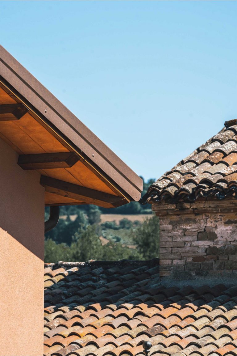 Wooden Houses_Villa Unifamiliare a due piani_Struttura in legno dall’aspetto classico affiancata a una vecchia chiesa