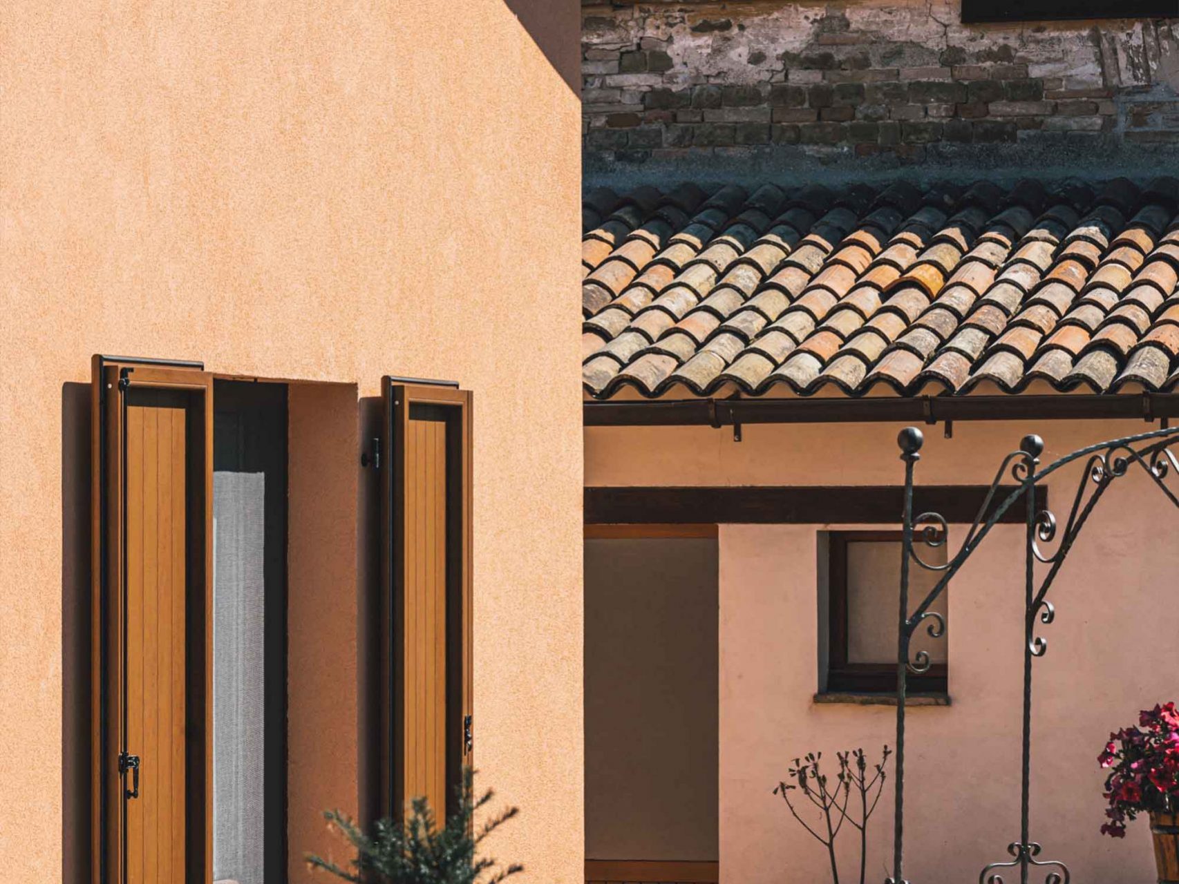 Wooden Houses_Villa Unifamiliare a due piani_Struttura in legno dall’aspetto classico affiancata a una vecchia chiesa