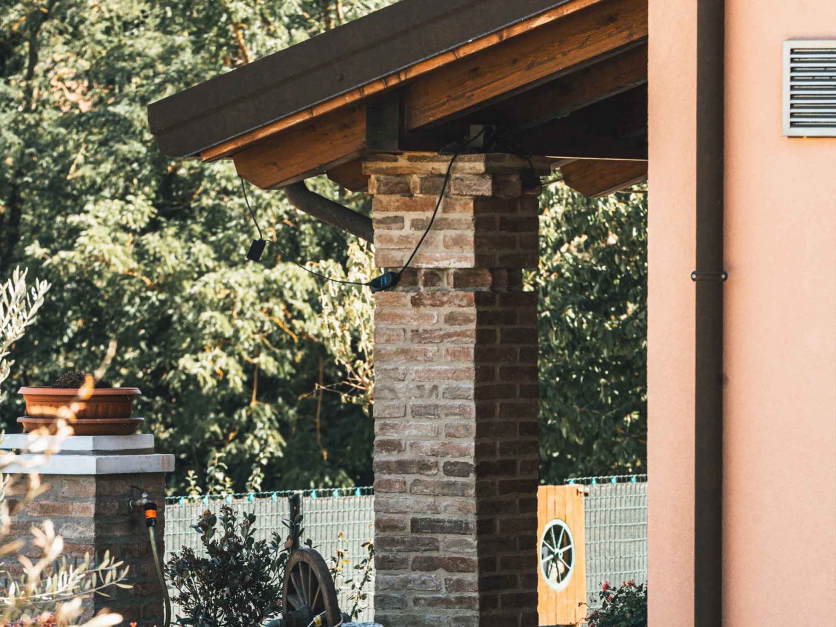 Wooden Houses_Villa Unifamiliare a due piani_Struttura in legno dall’aspetto classico affiancata a una vecchia chiesa