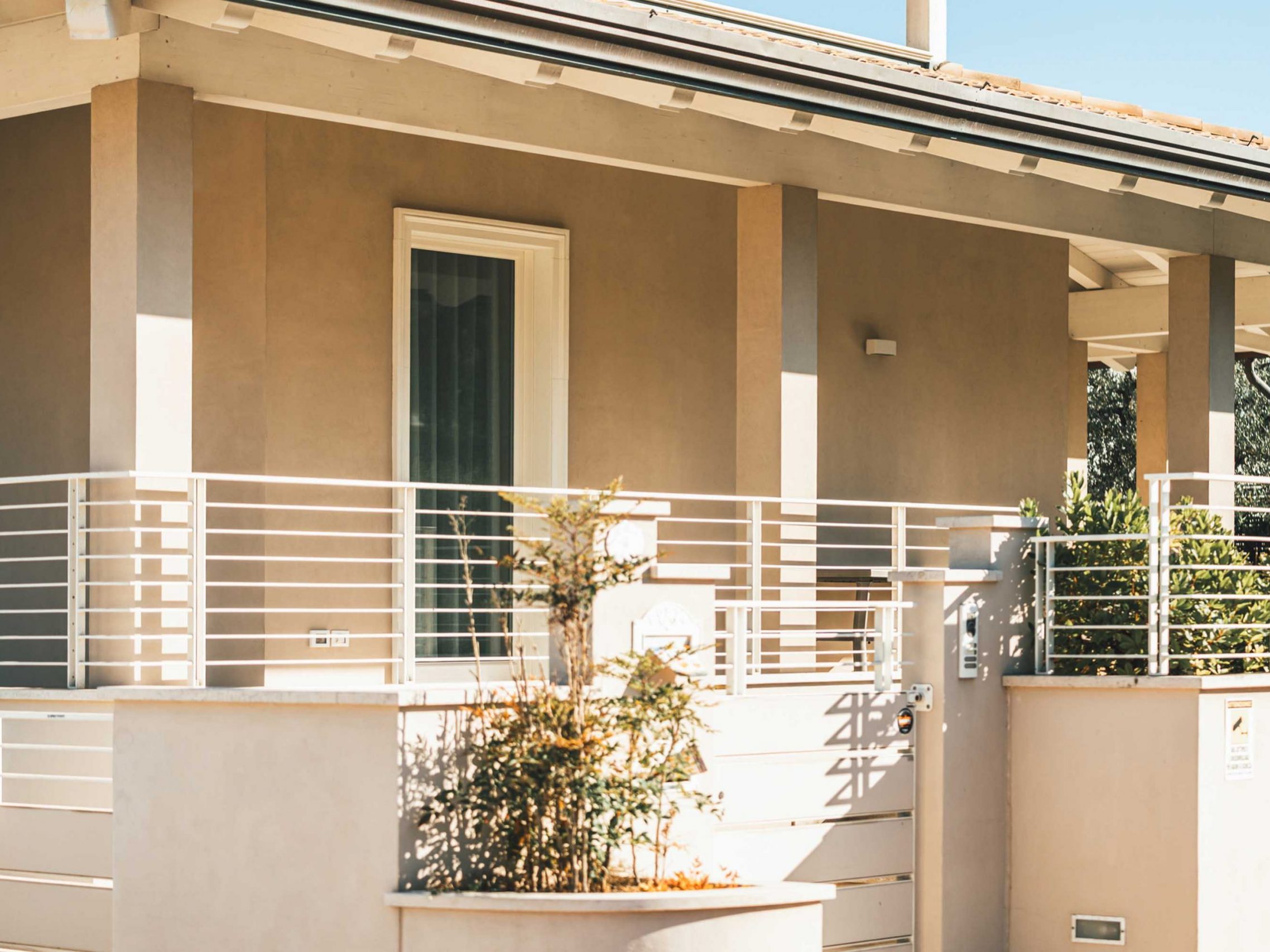 Wooden Houses_Villa Unifamiliare a due piani_Struttura in legno dall’aspetto classico a pochi metri dal mare