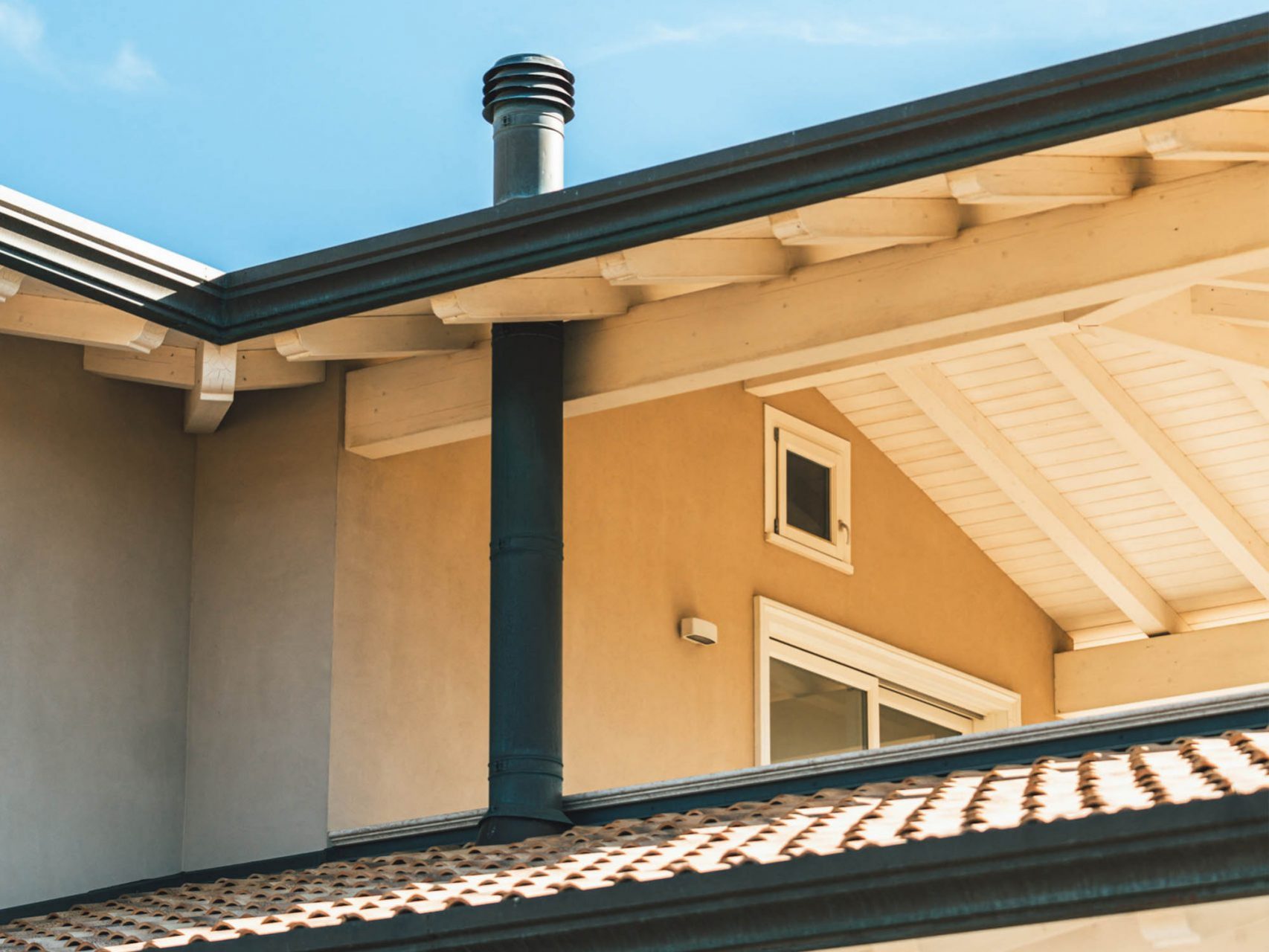 Wooden Houses_Villa Unifamiliare a due piani_Struttura in legno dall’aspetto classico a pochi metri dal mare