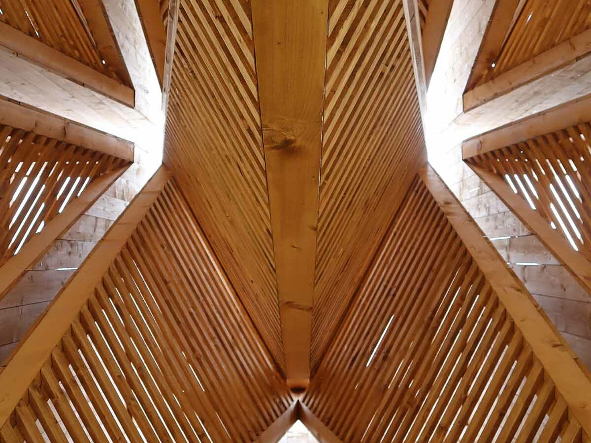 Incastri, luci e ombre nell'installazione in legno progettata da Atelier Poem per il Festival des Cabanes 2023 a Villa Medici di Roma, realizzata da Wooden Houses di Sant'Angelo in Vado